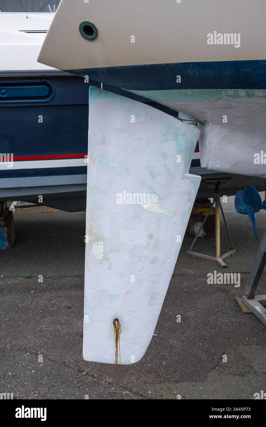 Ruder auf der Rückseite eines Segelbootes, das im Winter nicht im Wasser ist Stockfoto