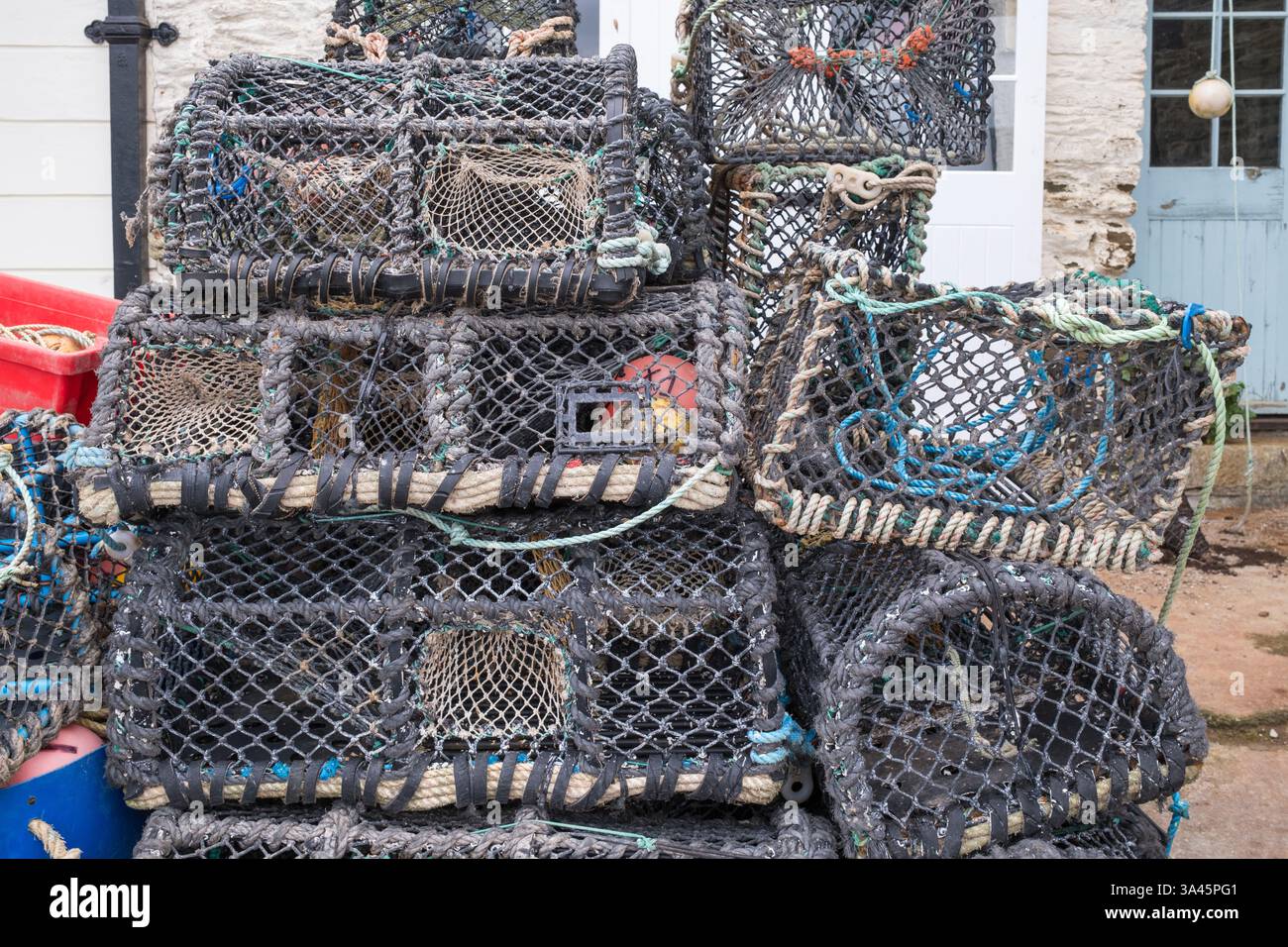Krabben- und Hummertöpfe am Kai in Salcombe, Devon Stockfoto