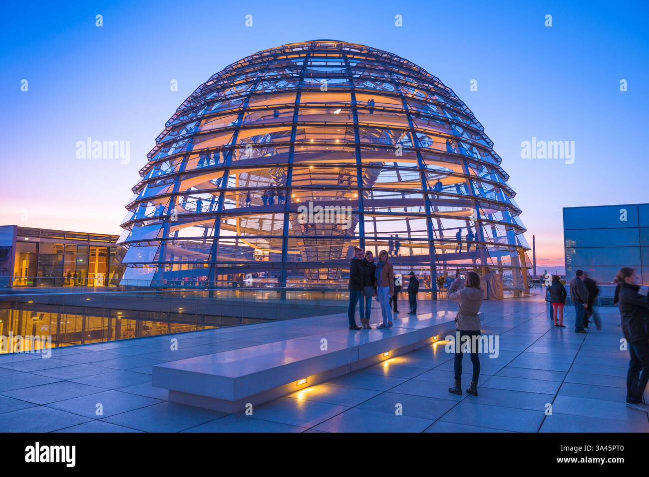 Deutschland reisen, Blick in der Abenddämmerung auf die Reichstagskuppel auf dem Dach des parlamentsgebäudes, Berlin, Deutschland Stockfoto