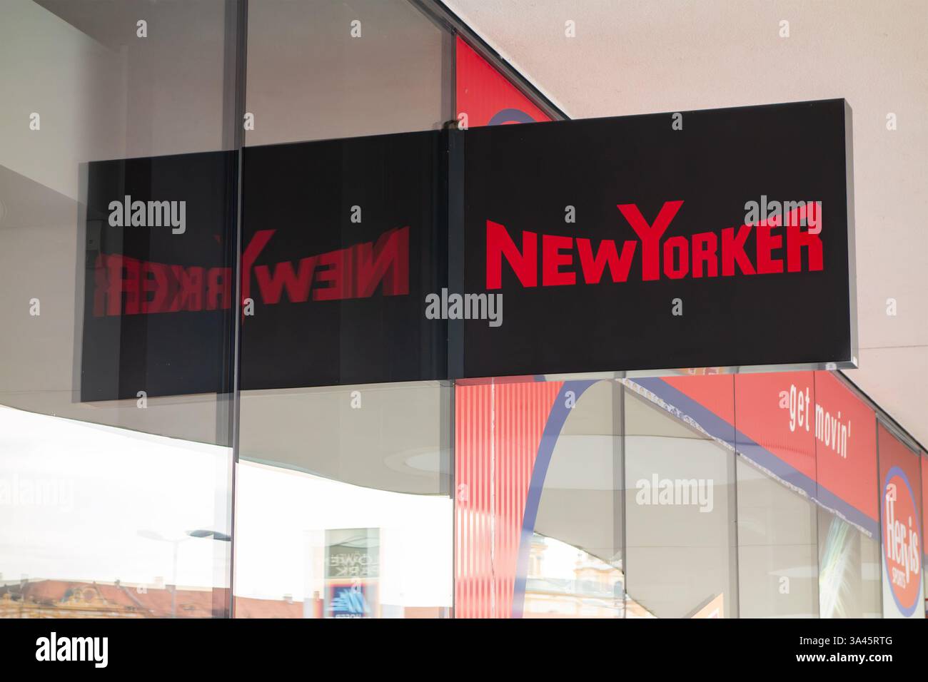 MELK, ÖSTERREICH - 30. JULI 2021: Schwarzes Banner der Firma NewYorker, die in ihren Boutiquen Kleidung verkauft Stockfoto