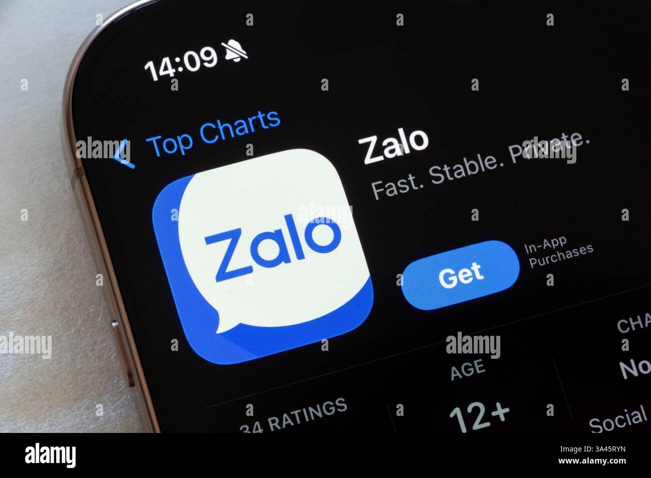OSTRAVA, TSCHECHIEN - 23. NOVEMBER 2024: Apple App Store mit Zalo Private Messenger Mobile App wird installiert Stockfoto