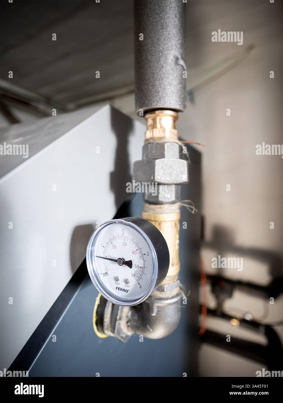 HAVIROV, TSCHECHIEN - 21. OKTOBER 2023: Ferromanometer zur Druckmessung in Rohrleitungen des Warmwasserkessels, vertikales Bild Stockfoto HAVIROV, TSCHECHIEN - 21. OKTOBER 2023: Ferromanometer zur Druckmessung in Rohrleitungen des Warmwasserkessels, vertikales Bild Stockfoto