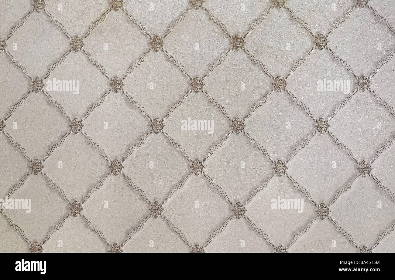 Nahaufnahme klassischer Tapeten in perlenbesetzter Spitze, die eine diamantförmige Blumenform bildet. Zufällige Diamant elegante moderne klassische Tapete nahtloser Hintergrund Stockfoto