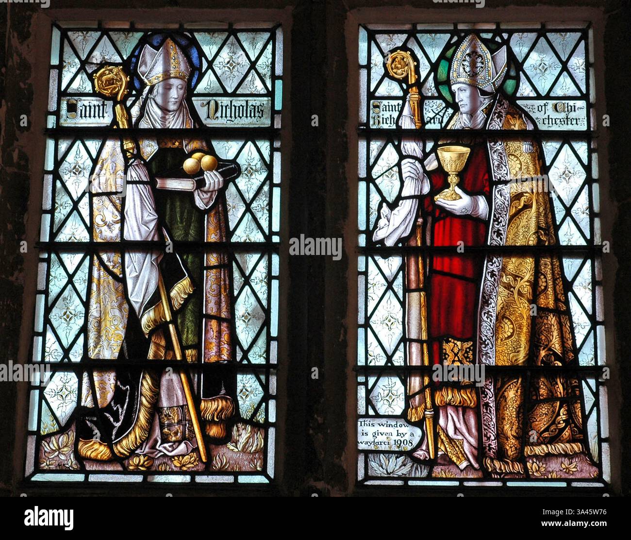 Das Wayfarers-Fenster in den Kreuzgängen der Kathedrale der Heiligen Dreifaltigkeit Chichester West Sussex England Großbritannien zeigt St. Nikolaus und St. Richard von C. Stockfoto