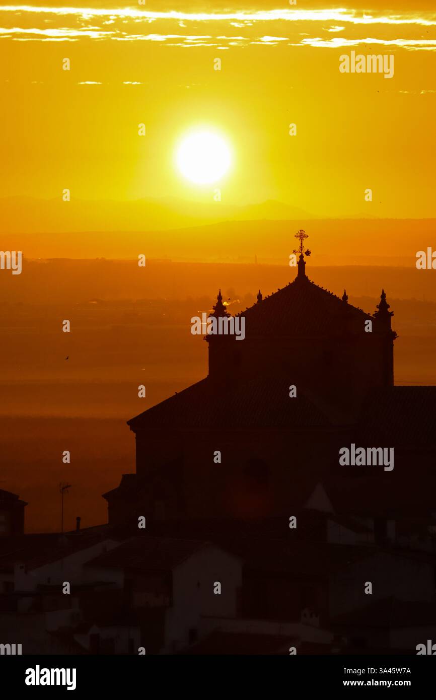 Sonnenaufgang in einer kleinen Stadt Jaen namens Baños de la Encina in Spanien. Amanecer en Baños de la encina, Provincia de Jaén. Stockfoto