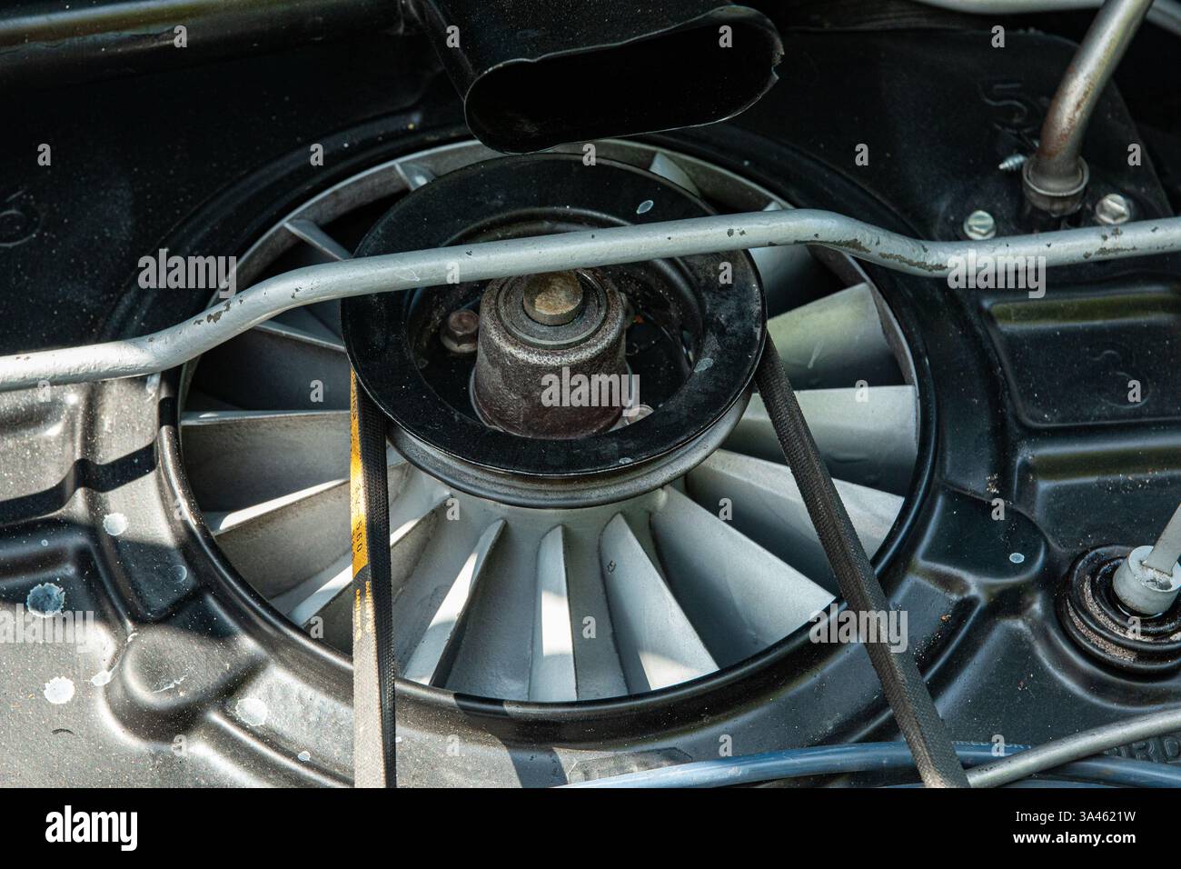 Nahaufnahme des Lüfters eines luftgekühlten Motors im Heck einer klassischen Corvair-Limousine. Stockfoto