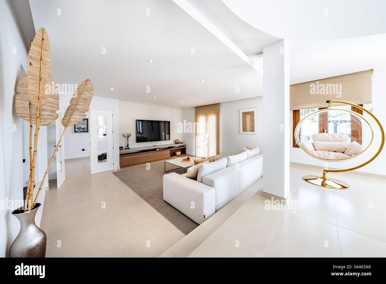 Ein Bild von einem luxuriösen offenen Wohnbereich in einer mediterranen Luxus-Immobilienvilla Stockfoto