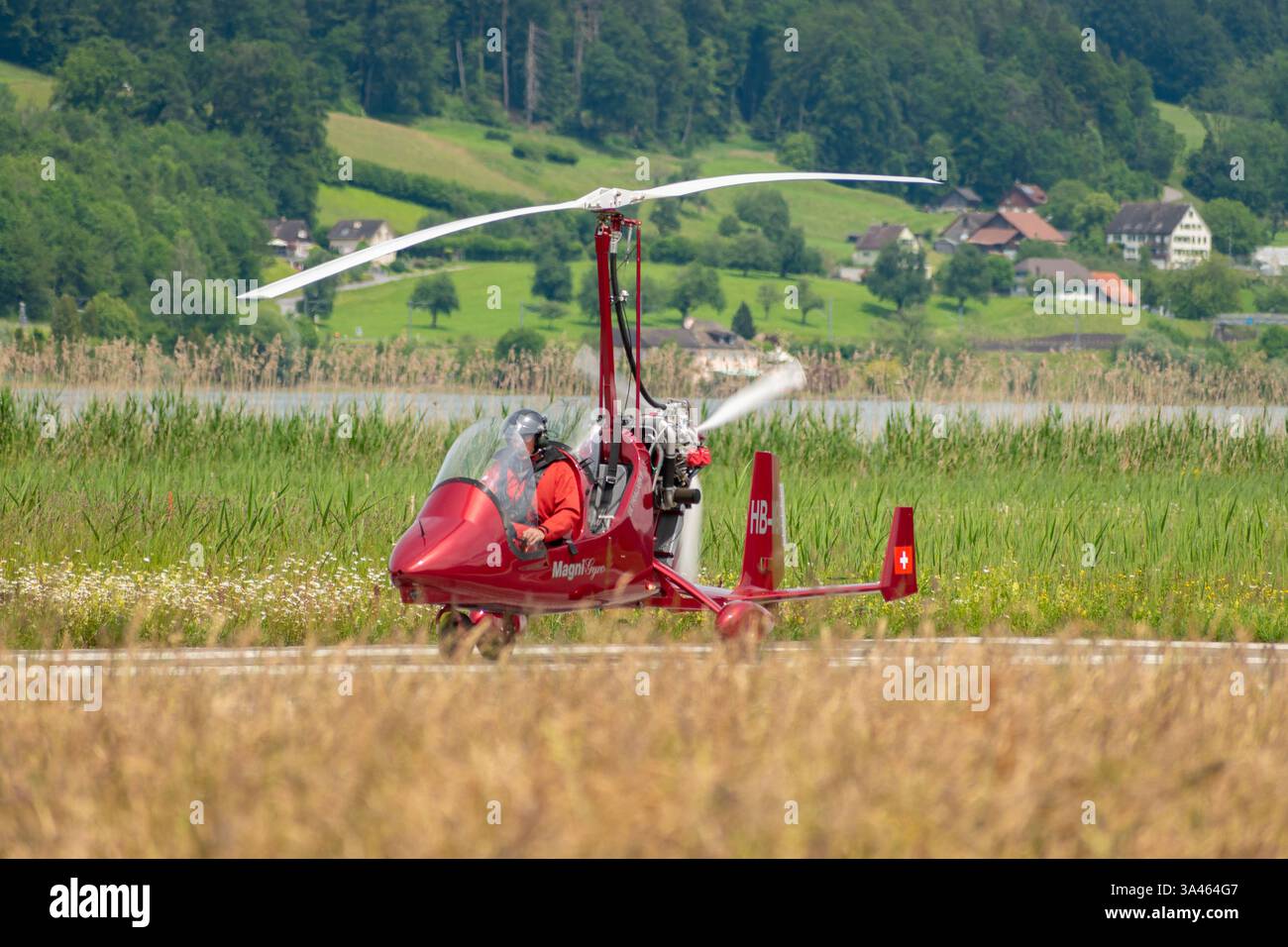Wangen-Lachen, Schweiz, 26. Mai 2024 HB-WGW Magni M-16C Tandem Trainer Gyro startet von einem kleinen Flugplatz Stockfoto