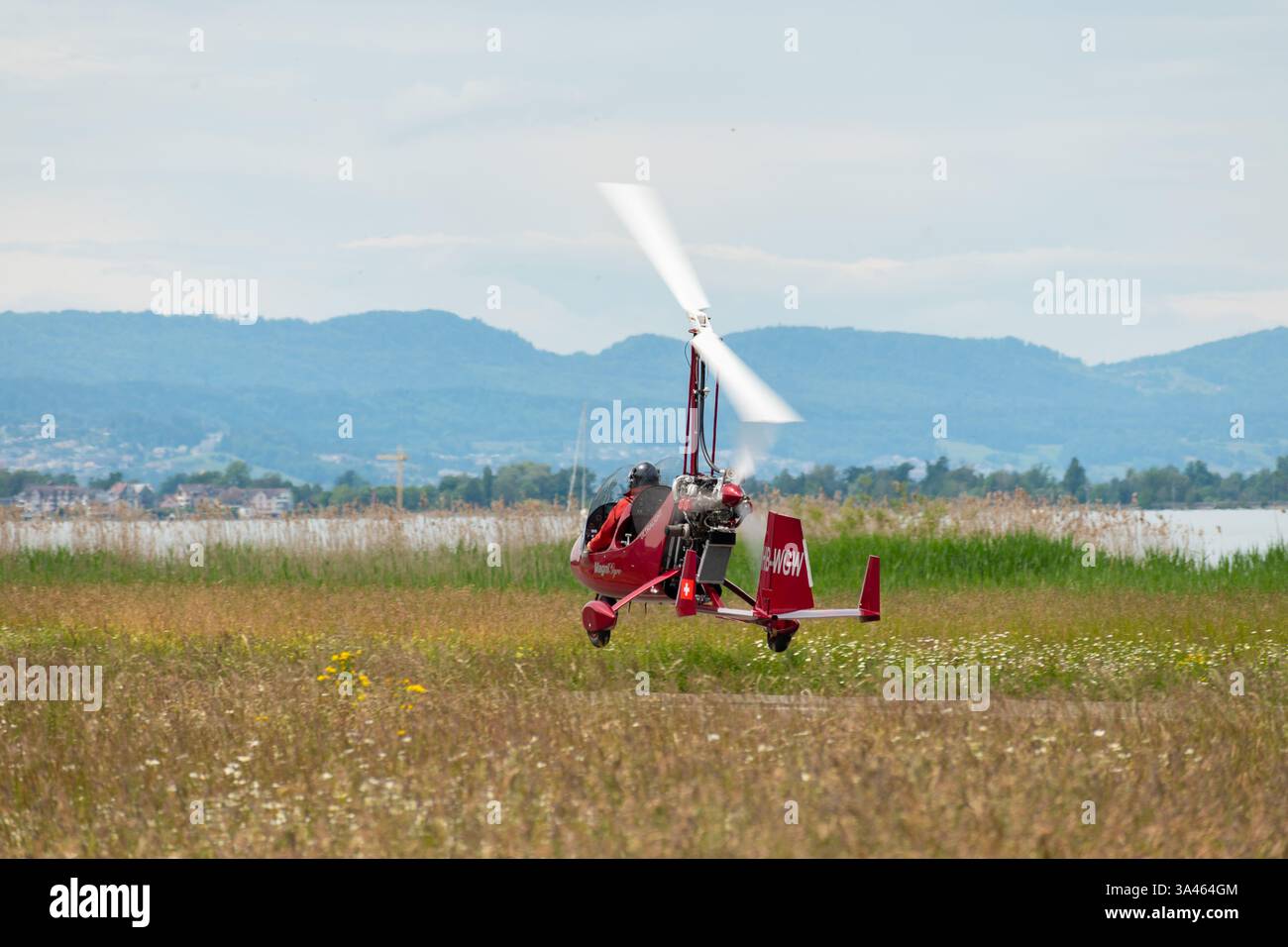 Wangen-Lachen, Schweiz, 26. Mai 2024 HB-WGW Magni M-16C Tandem Trainer Gyro startet von einem kleinen Flugplatz Stockfoto