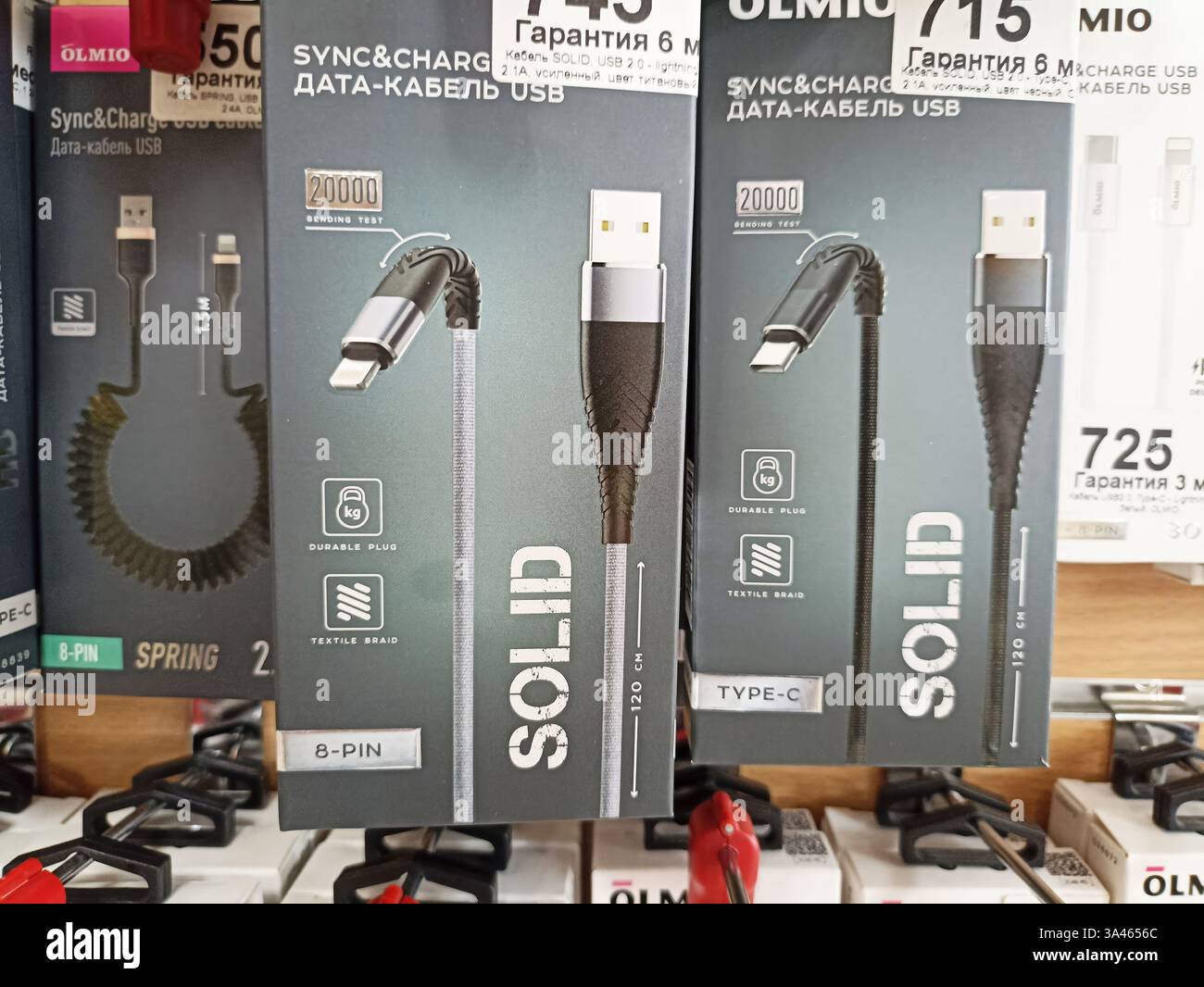 Langlebige usb-Datenkabel mit Textilien und Schnellladefunktion. Stockfoto