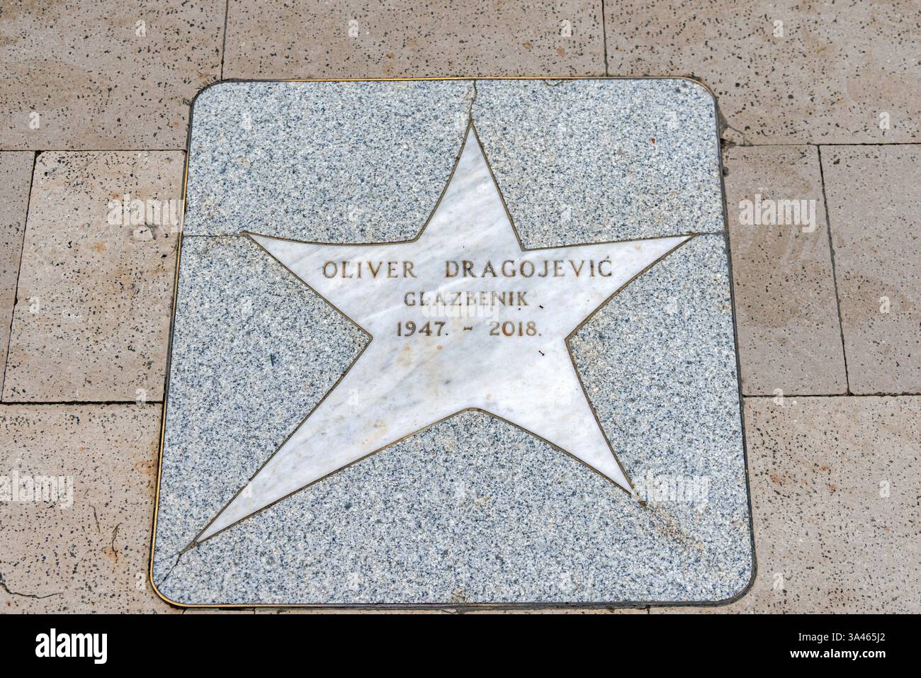 Opatija, Kroatien - 08. Oktober 2024: Berühmter Musiker Sänger und Komponist Oliver Dragojevic Kroatischer Walk of Fame neues Wahrzeichen am Promenade Walk. Stockfoto