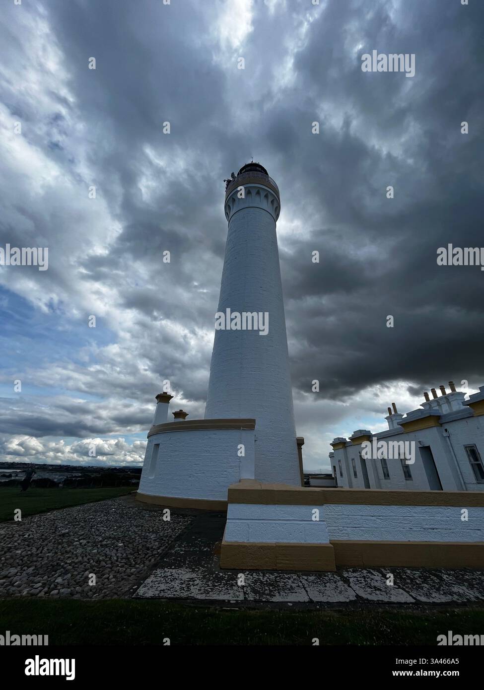 Schottische Strände, Leuchtturm, Wolken - Smartphone-aufgenommenes Stockfoto