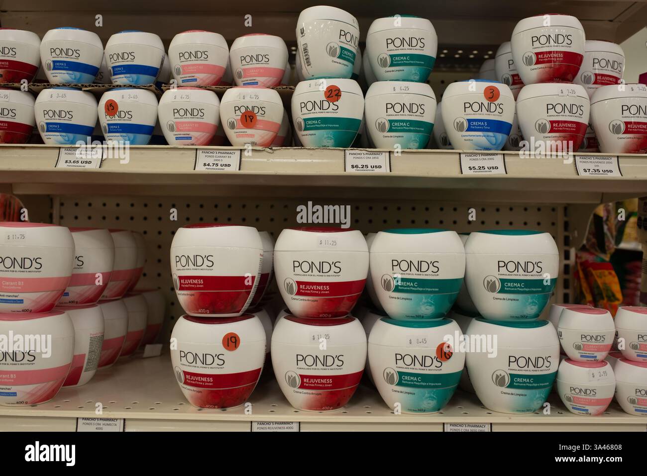 Plastikgläser mit Pond's Gesichtscreme auf einem Regal in einem Geschäft in Nuevo Progreso, Tamaulipas, Mexiko. Stockfoto