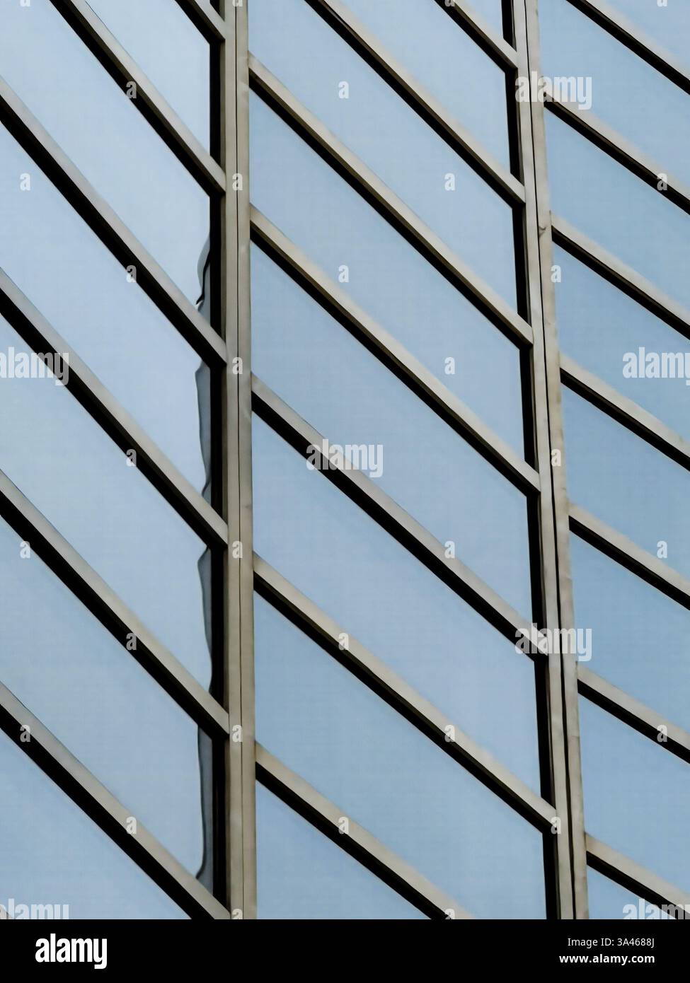 Eine markante Glas- und Metallfassade mit diagonalen Linien und blauen Reflexen, die moderne Architektur, geometrisches Design und städtische Ästhetik präsentiert. Stockfoto Eine markante Glas- und Metallfassade mit diagonalen Linien und blauen Reflexen, die moderne Architektur, geometrisches Design und städtische Ästhetik präsentiert. Stockfoto