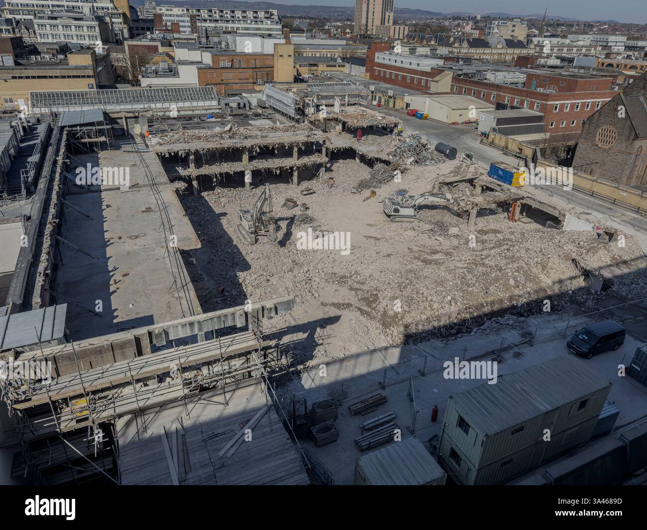 Räumung des ehemaligen Debenhams-Gebäudes in Cardiff – städtisches Sanierungsprojekt zur Umgestaltung der Einzelhandelslandschaft im Stadtzentrum: Phillip Roberts - Smartphone-aufgenommenes Stockfoto