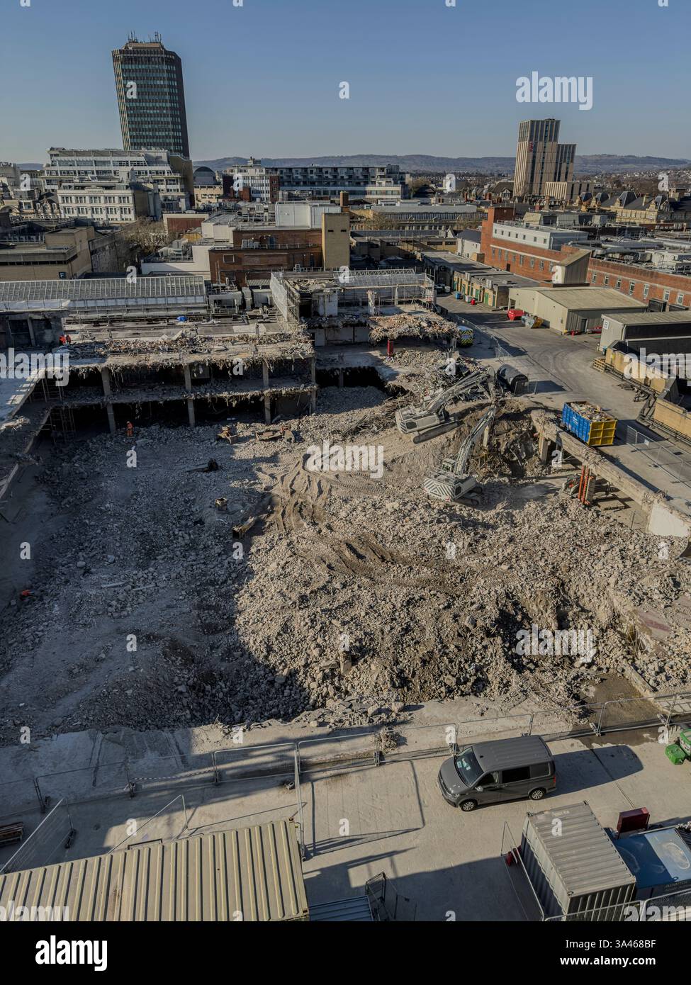 Räumung des ehemaligen Debenhams-Gebäudes in Cardiff – städtisches Sanierungsprojekt zur Umgestaltung der Einzelhandelslandschaft im Stadtzentrum: Phillip Roberts - Smartphone-aufgenommenes Stockfoto