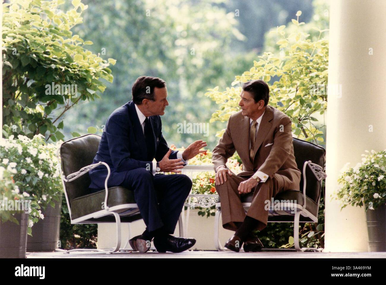 7. Juli 1988 - Washington, District of Columbia, Vereinigte Staaten von Amerika - Washington, D.C. - 7. Juli 1988 -- Präsident Ronald Reagan und Vizepräsident George H.W. Bush sprechen am 7. Juli 1988 über die Kolonnade des Weißen Hauses in Washington, DC, kurz bevor sie an einem Mittagessen mit politischen Beratern zur Kampagnenstrategie teilnahmen. Credit: White House via CNP (Credit Image: © White House/CNP/ZUMAPRESS.com) Stockfoto