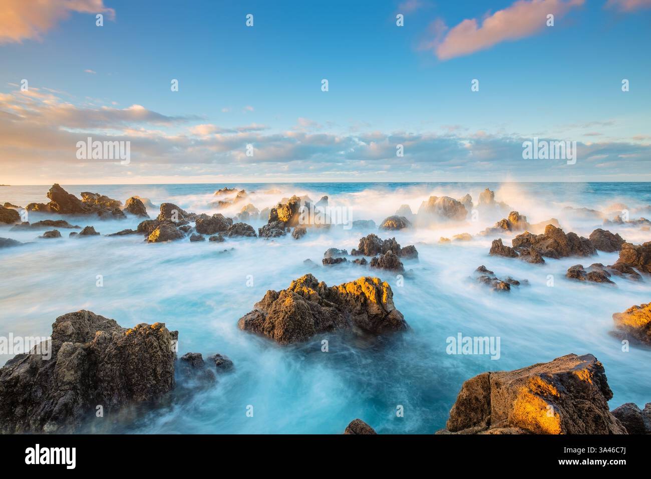 Der natürliche Swimmingpool am Atlantischen Ozean, Porto Moniz auf Madeira, Portugal mit felsiger Küste bei Sonnenuntergang mit wunderschönen Farben und malerischer Aussicht Stockfoto