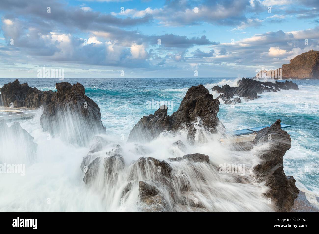 Der natürliche Swimmingpool am Atlantischen Ozean, Porto Moniz auf Madeira, Portugal mit felsiger Küste bei Sonnenuntergang mit wunderschönen Farben und malerischer Aussicht Stockfoto