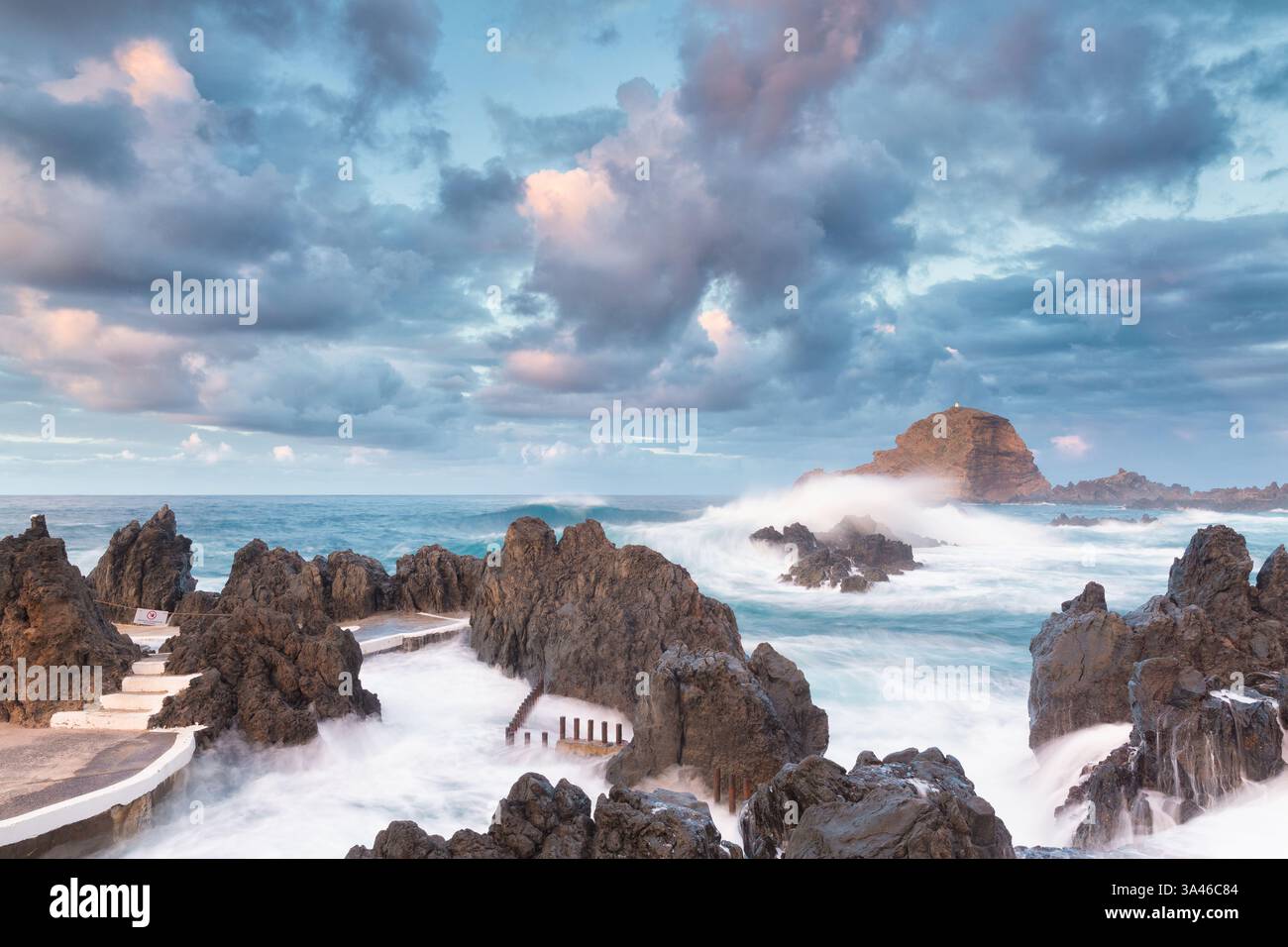 Der natürliche Swimmingpool am Atlantischen Ozean, Porto Moniz auf Madeira, Portugal mit felsiger Küste bei Sonnenuntergang mit wunderschönen Farben und malerischer Aussicht Stockfoto