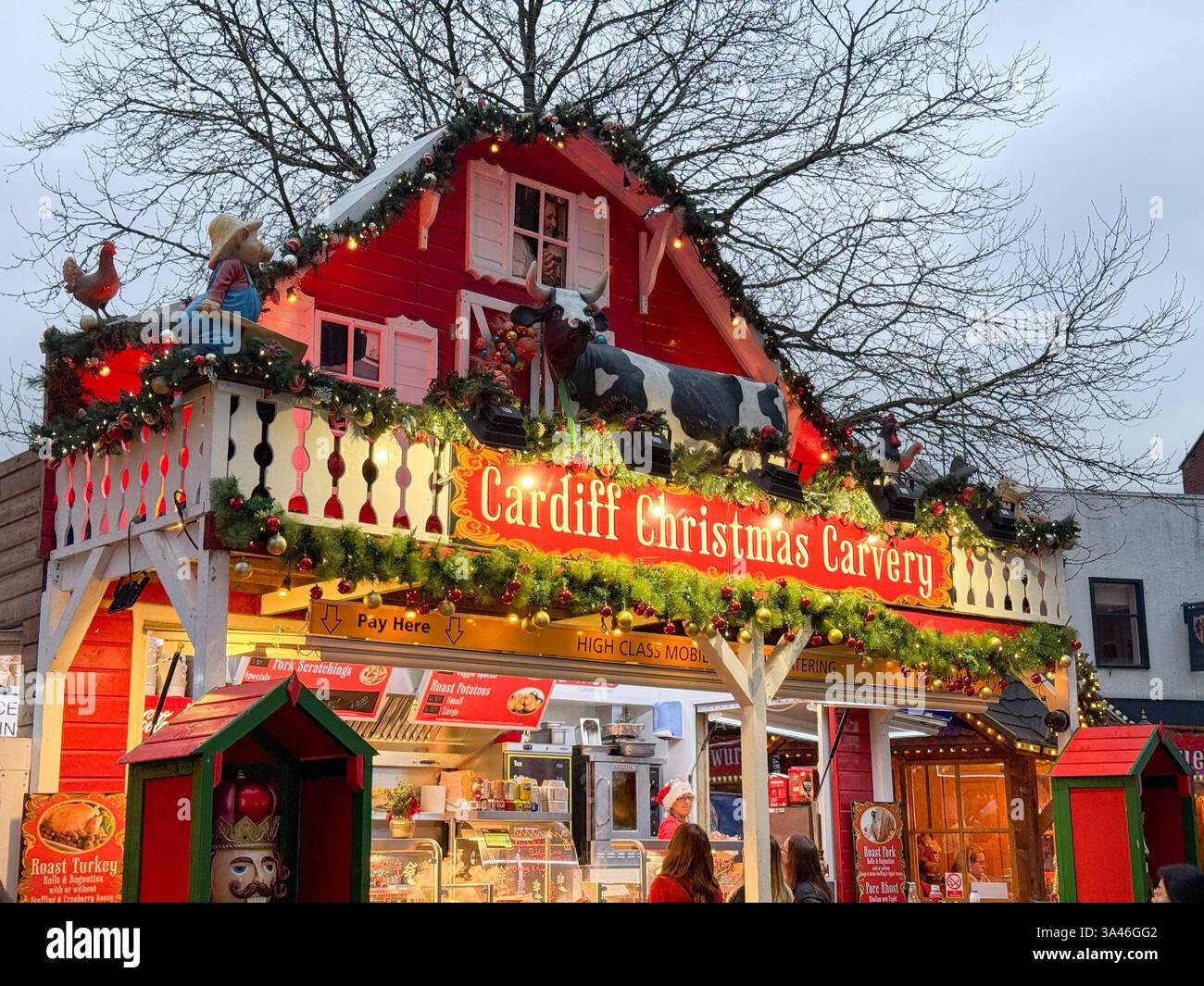 Cardiff, Wales, Vereinigtes Königreich - 11. Dezember 2024: Bratkartoffel auf dem Weihnachtsmarkt im Cardiff Festviertel im Stadtzentrum Stockfoto