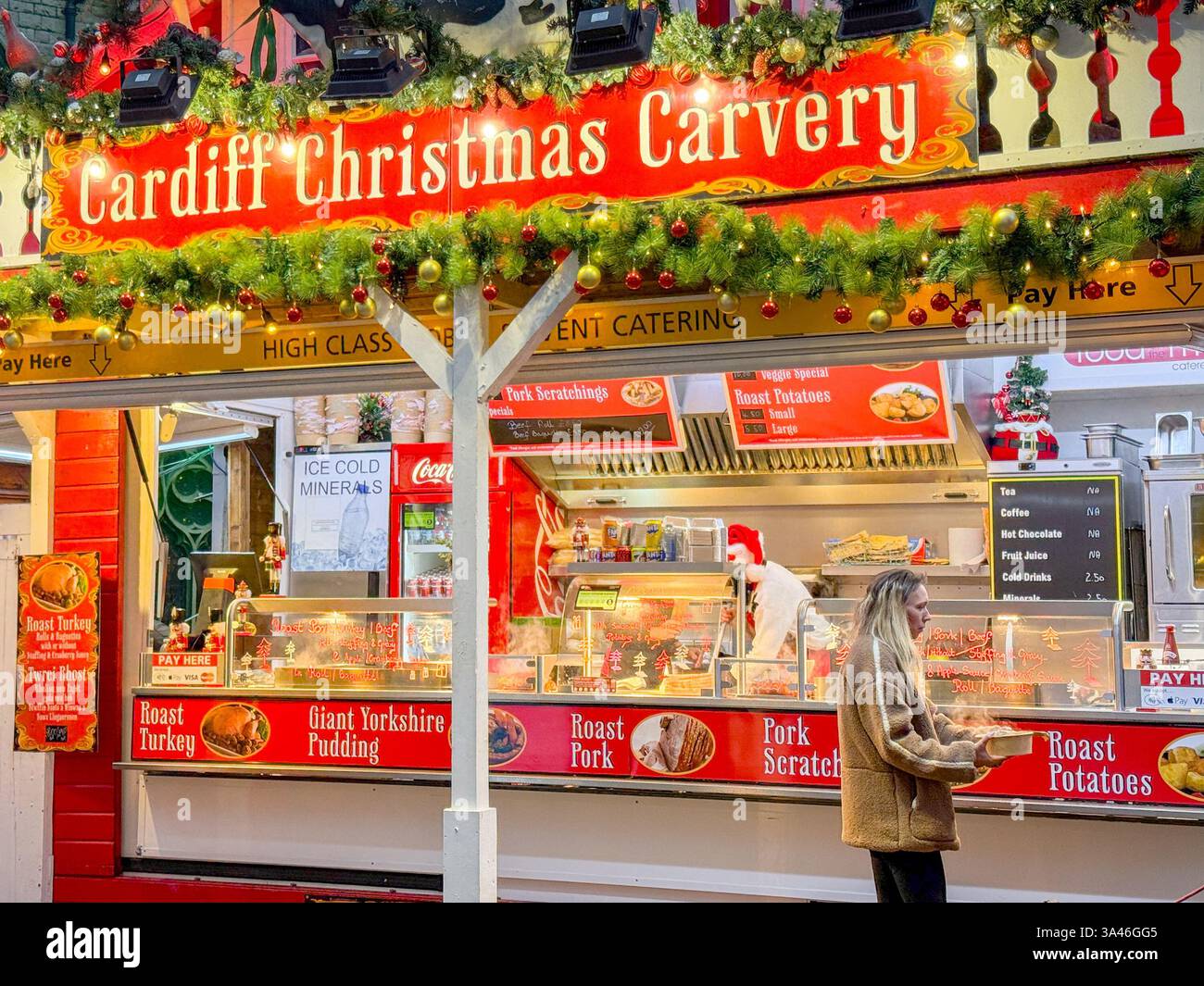 Cardiff, Wales, Vereinigtes Königreich - 11. Dezember 2024: Bratkartoffel auf dem Weihnachtsmarkt im Cardiff Festviertel im Stadtzentrum Stockfoto