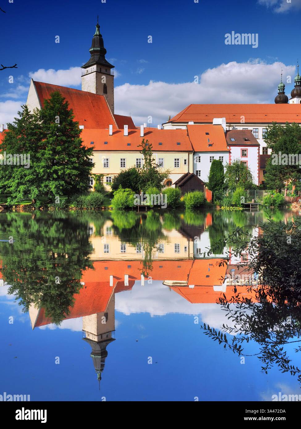 Fuß der Böhmisch-Mährischen Höhe, von Teichen umgeben, liegt am Telčský potok (Tölzschbach), der südöstlich der Stadt in die Mährische Thaya mündet Stockfoto