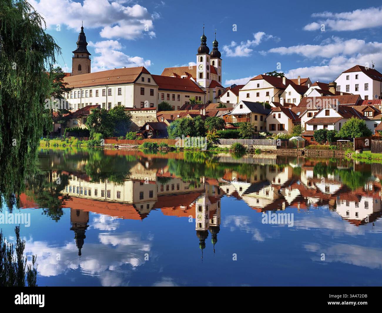 Fuß der Böhmisch-Mährischen Höhe, von Teichen umgeben, liegt am Telčský potok (Tölzschbach), der südöstlich der Stadt in die Mährische Thaya mündet Stockfoto