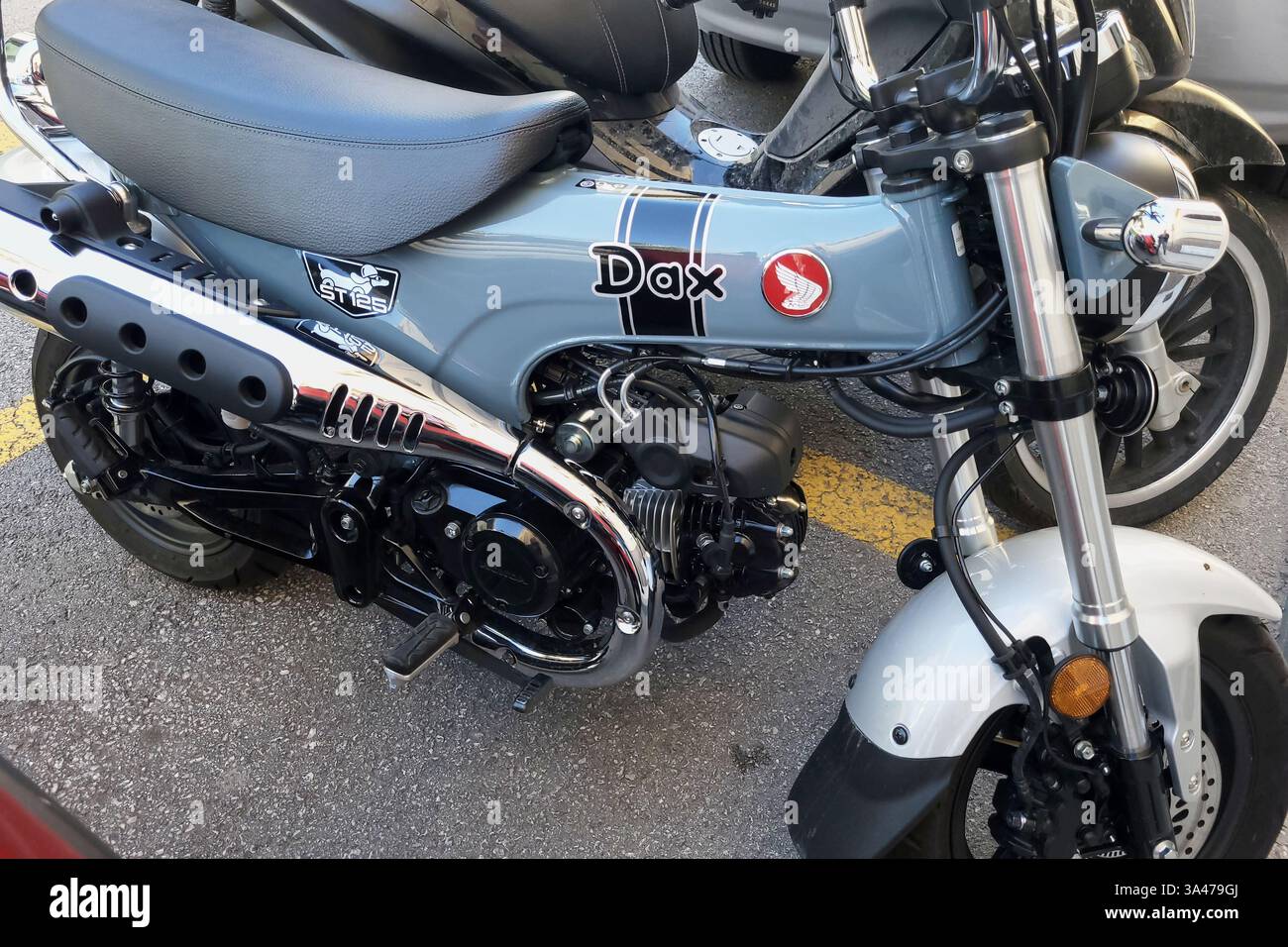 Honda Dax Street 125 parkte auf der Straße in Mijas Costa, Málaga, Spanien. Stockfoto
