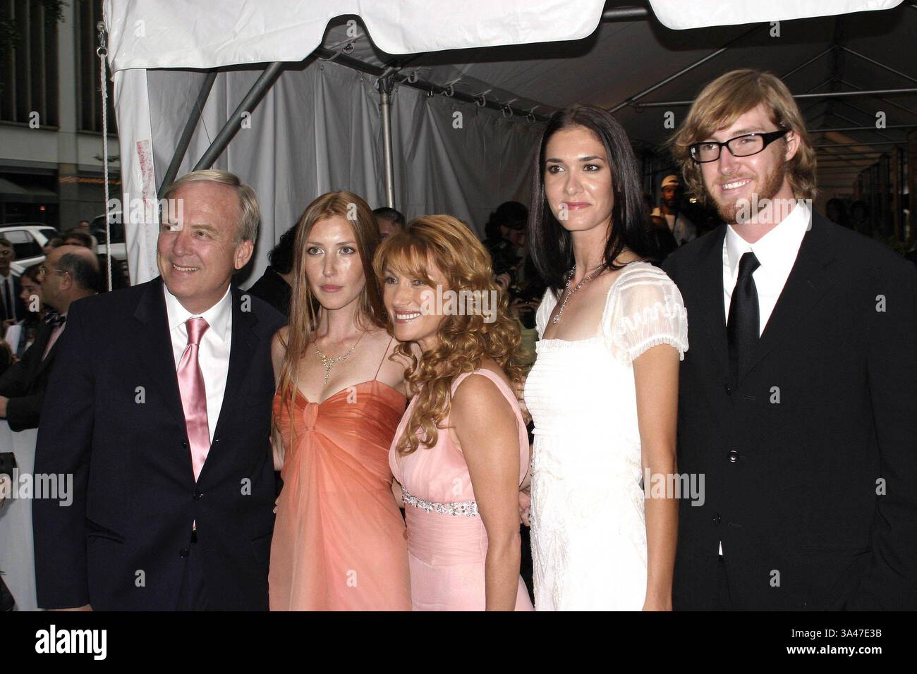 13. Juli 2005 – NEW YORK CITY 07-13-2005 – Jane Seymour und Familie besuchen New York Premiere des New Line Cinema Films „WEDDING CRASHERS“ im Ziegfeld Theatre .K4431AGM. ANTHONY G. MOORE-(Bild: © Globe Photos/ZUMAPRESS.com) Stockfoto