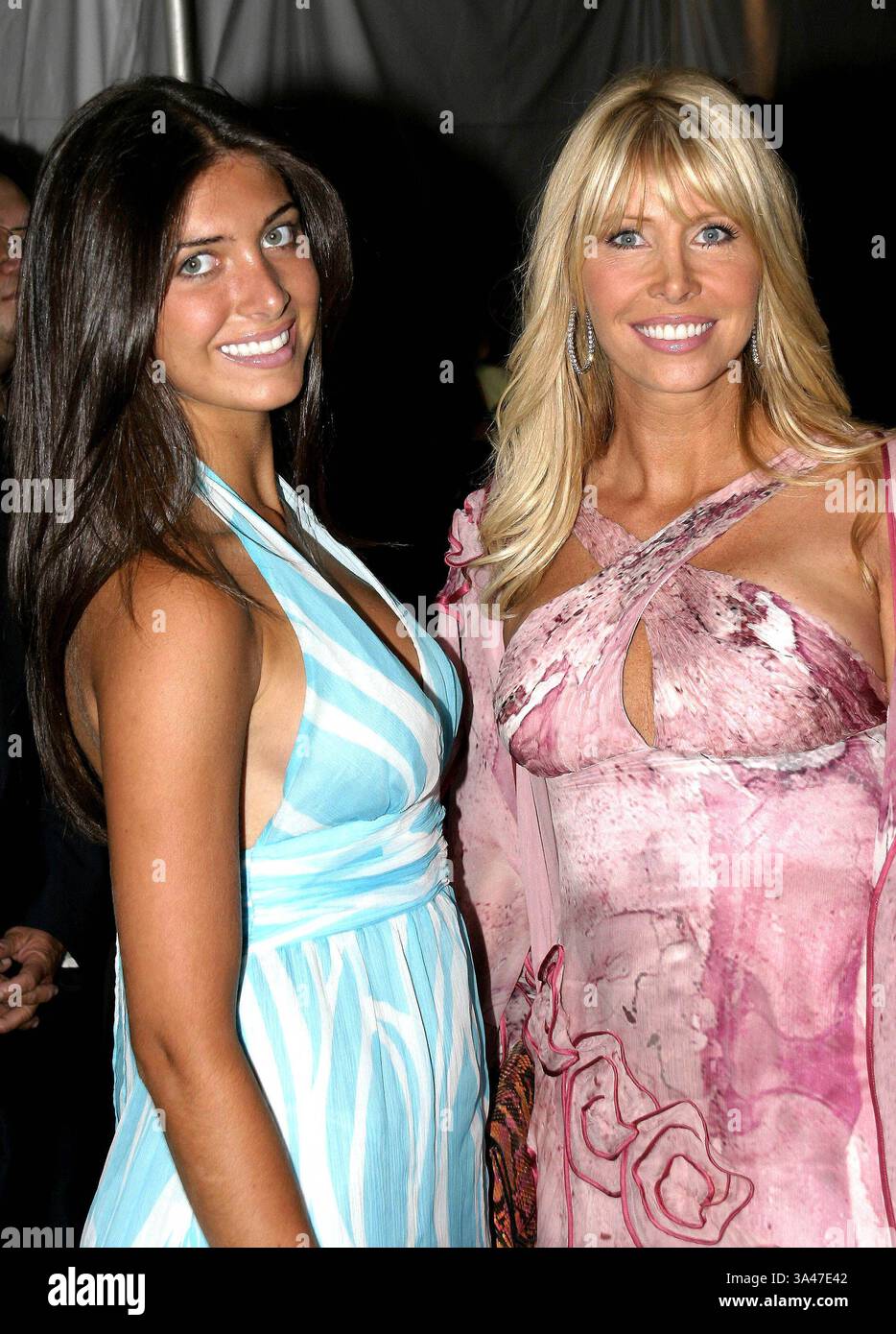13. Juli 2005 – NEW YORK CITY 07-13-2005 – Brittny und Lisa Gastineau besuchen die New Yorker Premiere des New Line Cinema Films „WEDDING CRASHERS“ im Ziegfeld Theatre .K4431AGM. ANTHONY G. MOORE-(Bild: © Globe Photos/ZUMAPRESS.com) Stockfoto