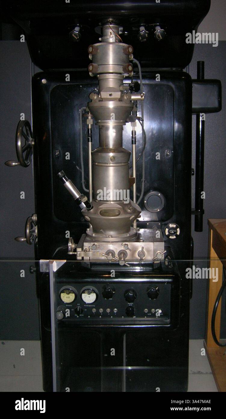 28. Mai 2006 – München – der deutsche Physiker Ernst Ruska (25. Dezember 1906 – 27. Mai 1988) erhielt 1986 den Nobelpreis für Physik für seine Arbeiten in der Elektronenoptik, einschließlich des Entwurfs des ersten Elektronenmikroskops. IM BILD: Elektronenmikroskop Deutsches Museum, Deutschland - erstes Elektronenmikroskop mit höherer Auflösungsleistung als ein Lichtmikroskop, erstmals hatte die Apparatur einen Kondensor vor dem Exemplar und zwei Vergrößerungslinsen. Die Vergrößerung beträgt etwa 12.000 Mal. (Kreditbild: © J Brew/Electron Microscope Museum/ZUMAPRESS.com) Stockfoto