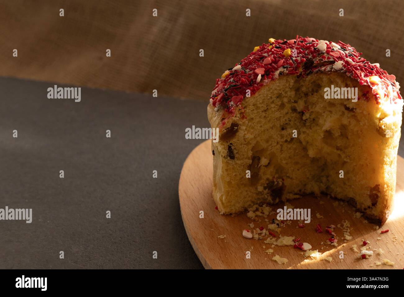 Osterkuchen-Konsistenz mit Rosinen im Schnitt Stockfoto