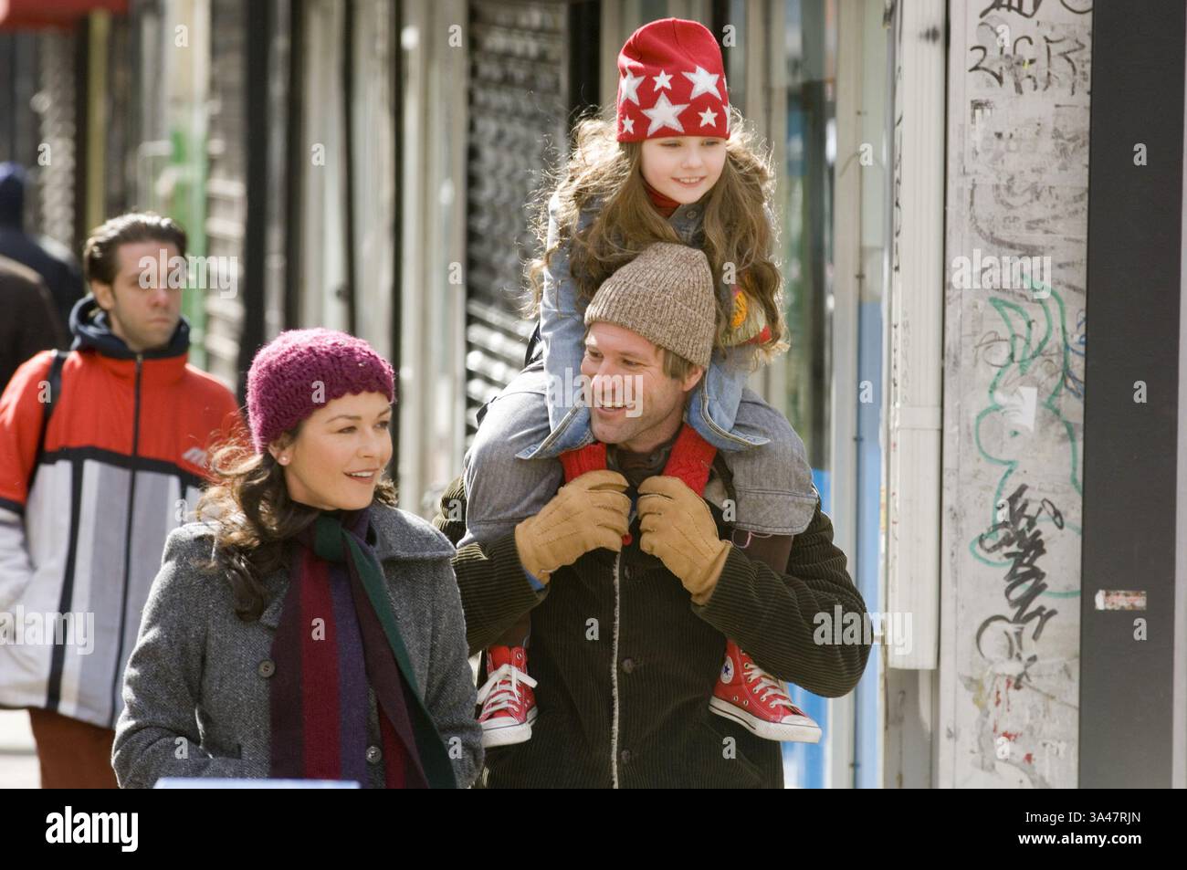25. Juni 2007: CATHERINE ZETA-JONES als Kate, AARON ECKHART als Nick und ABIGAIL BRESLIN als Zoe in der Romantikdrama Ã’No ReservationsÃ“. K53948ES.BEREITGESTELLT VON es- TV-FILM-STANDBILD (Foto: © Globe Photos/ZUMAPRESS.com) Stockfoto
