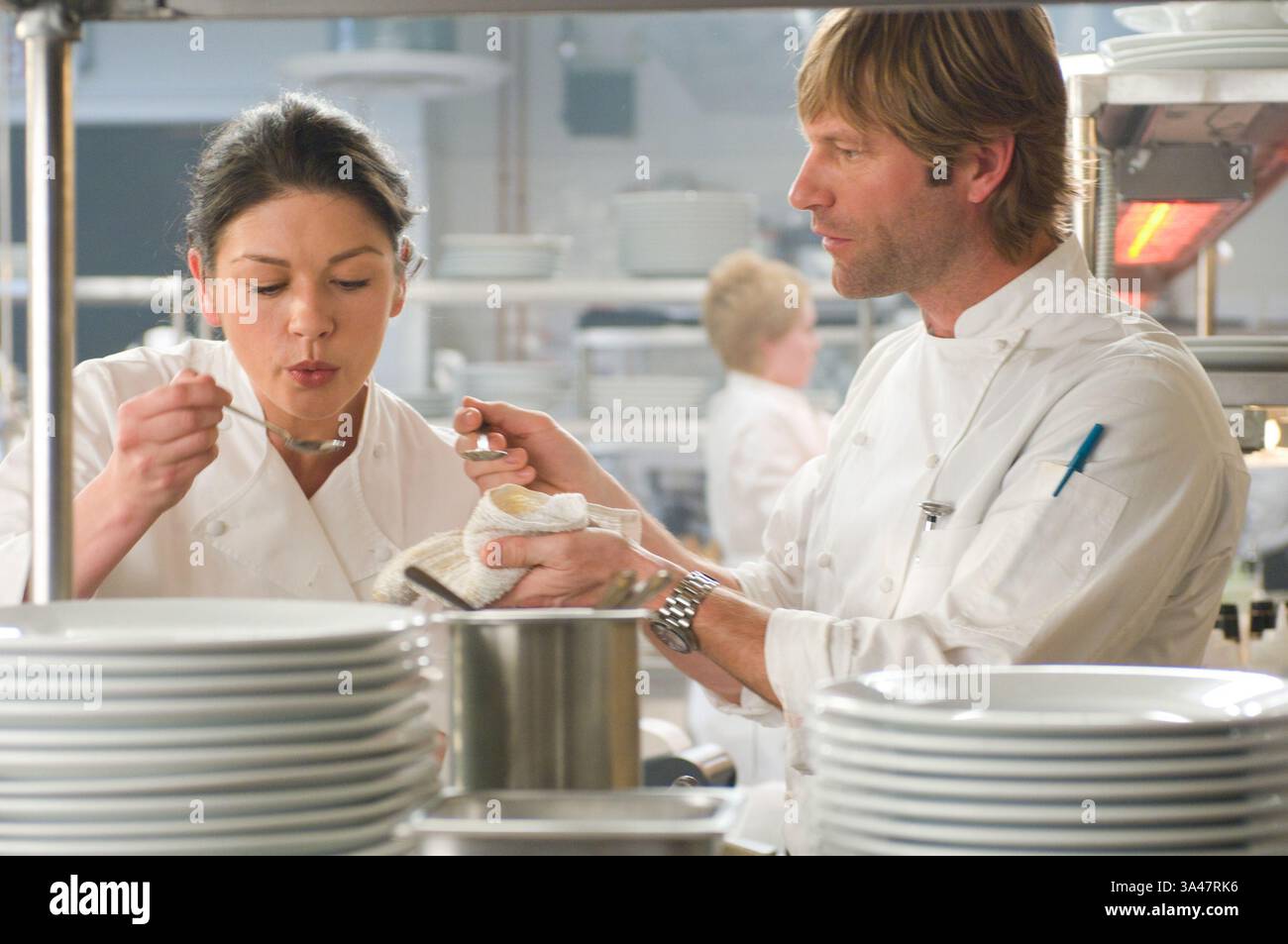 25. Juni 2007: CATHERINE ZETA-JONES spielt die Rolle der Kate und AARON ECKHART die Rolle des Nick im romantischen Drama Ã’No ReservationsÃ“. K53948ES.BEREITGESTELLT VON es- TV-FILM-STANDBILD (Foto: © Globe Photos/ZUMAPRESS.com) Stockfoto