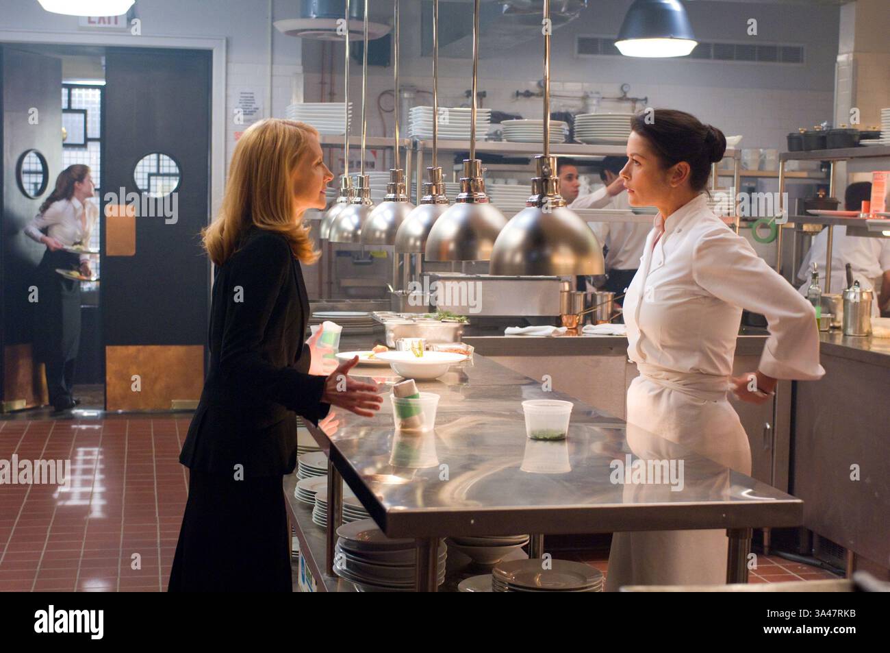 25. Juni 2007: PATRICIA CLARKSON als Paula und CATHERINE ZETA-JONES als Kate in dem romantischen Drama Ã’No ReservationsÃ“, in dem auch Aaron Eckhart zu sehen ist. K53948ES.BEREITGESTELLT VON es- TV-FILM-STANDBILD (Foto: © Globe Photos/ZUMAPRESS.com) Stockfoto