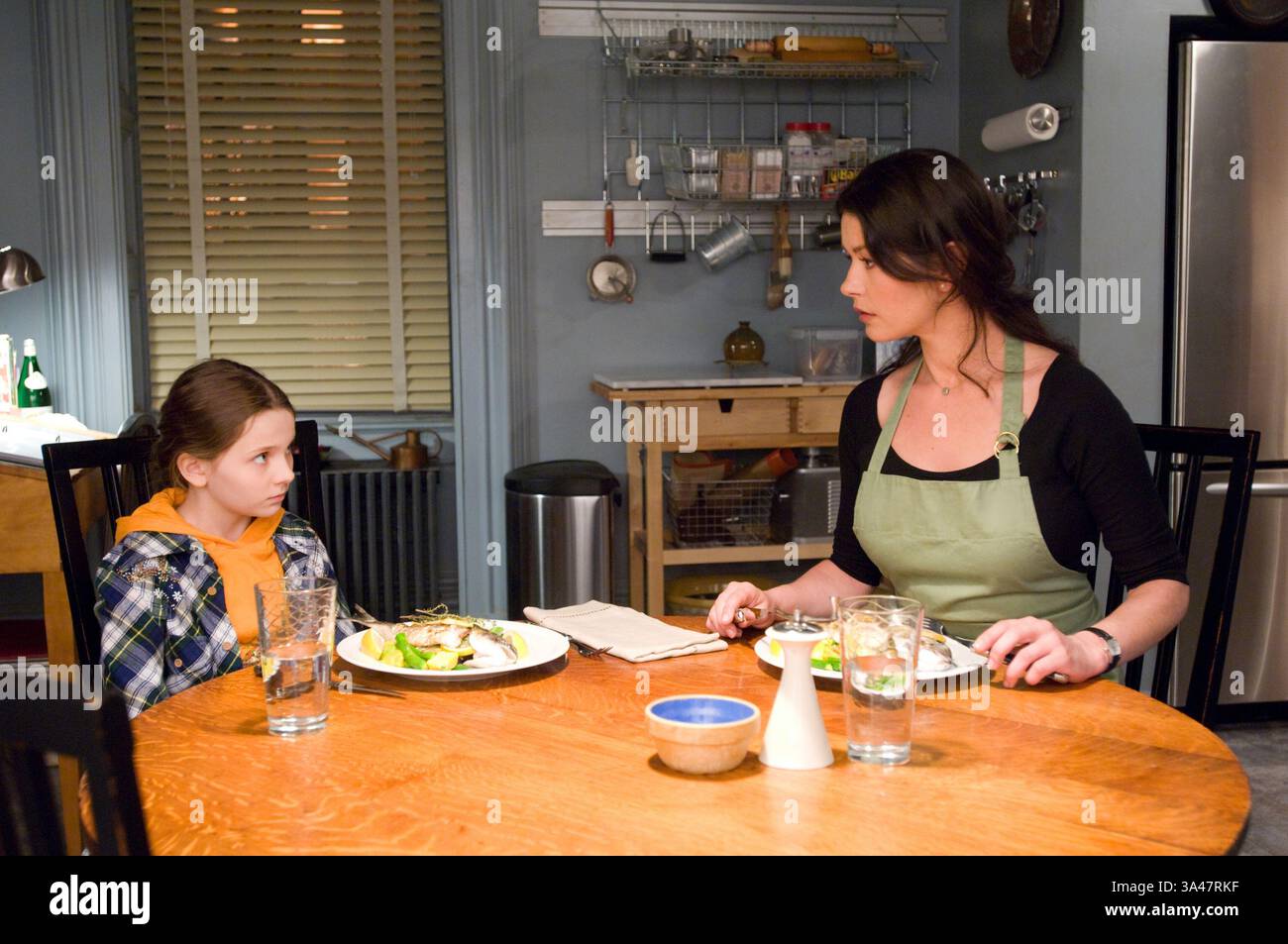 25. Juni 2007: ABIGAIL BRESLIN als Zoe und CATHERINE ZETA-JONES als Kate in dem romantischen Drama Ã’No ReservationsÃ“ spielt der Film auch Aaron Eckhart. K53948ES.BEREITGESTELLT VON es- TV-FILM-STANDBILD (Foto: © Globe Photos/ZUMAPRESS.com) Stockfoto