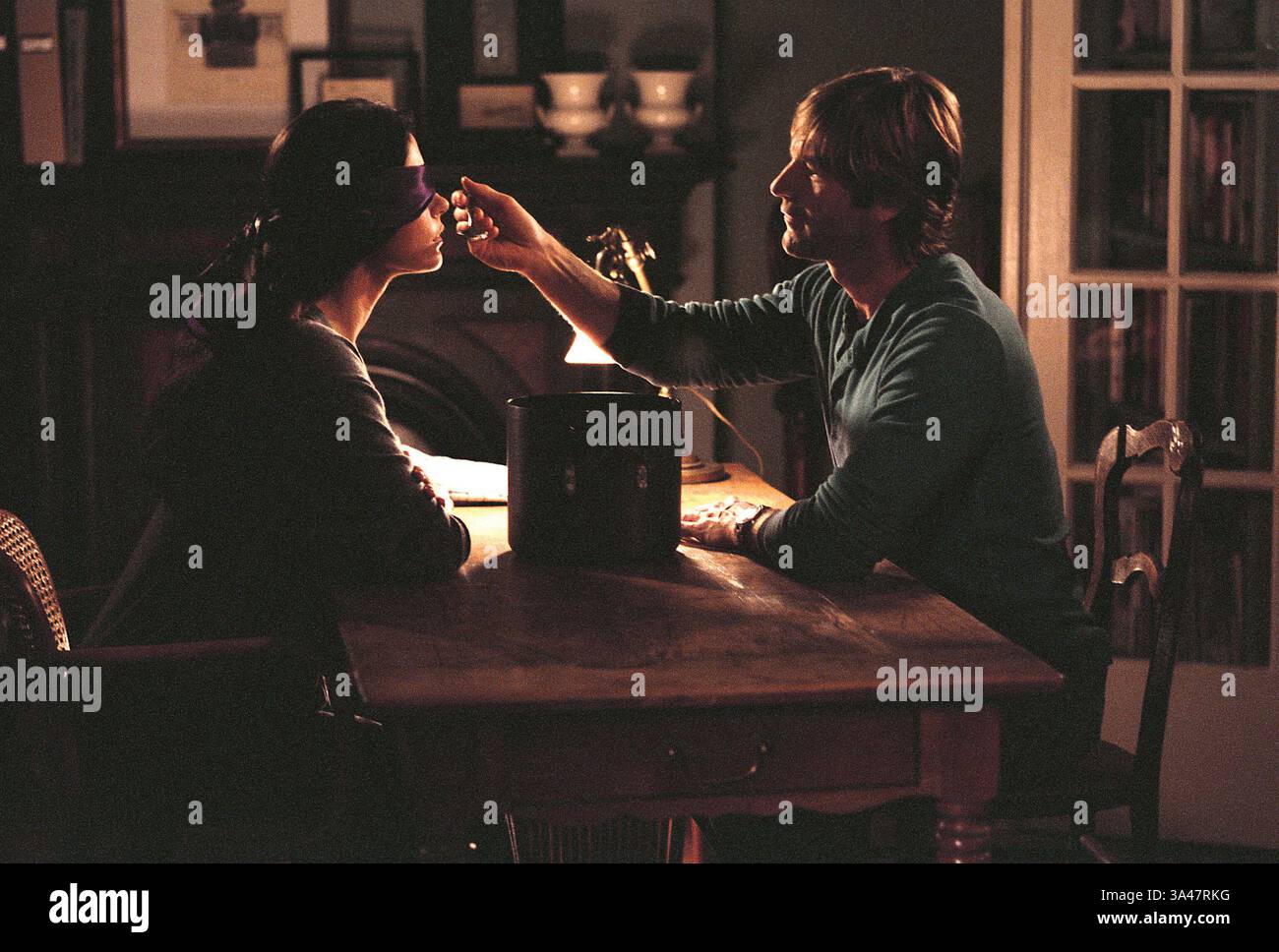 25. Juni 2007: CATHERINE ZETA-JONES spielt die Rolle der Kate und AARON ECKHART die Rolle des Nick im romantischen Drama Ã’No ReservationsÃ“. K53948ES.BEREITGESTELLT VON es- TV-FILM-STANDBILD (Foto: © Globe Photos/ZUMAPRESS.com) Stockfoto