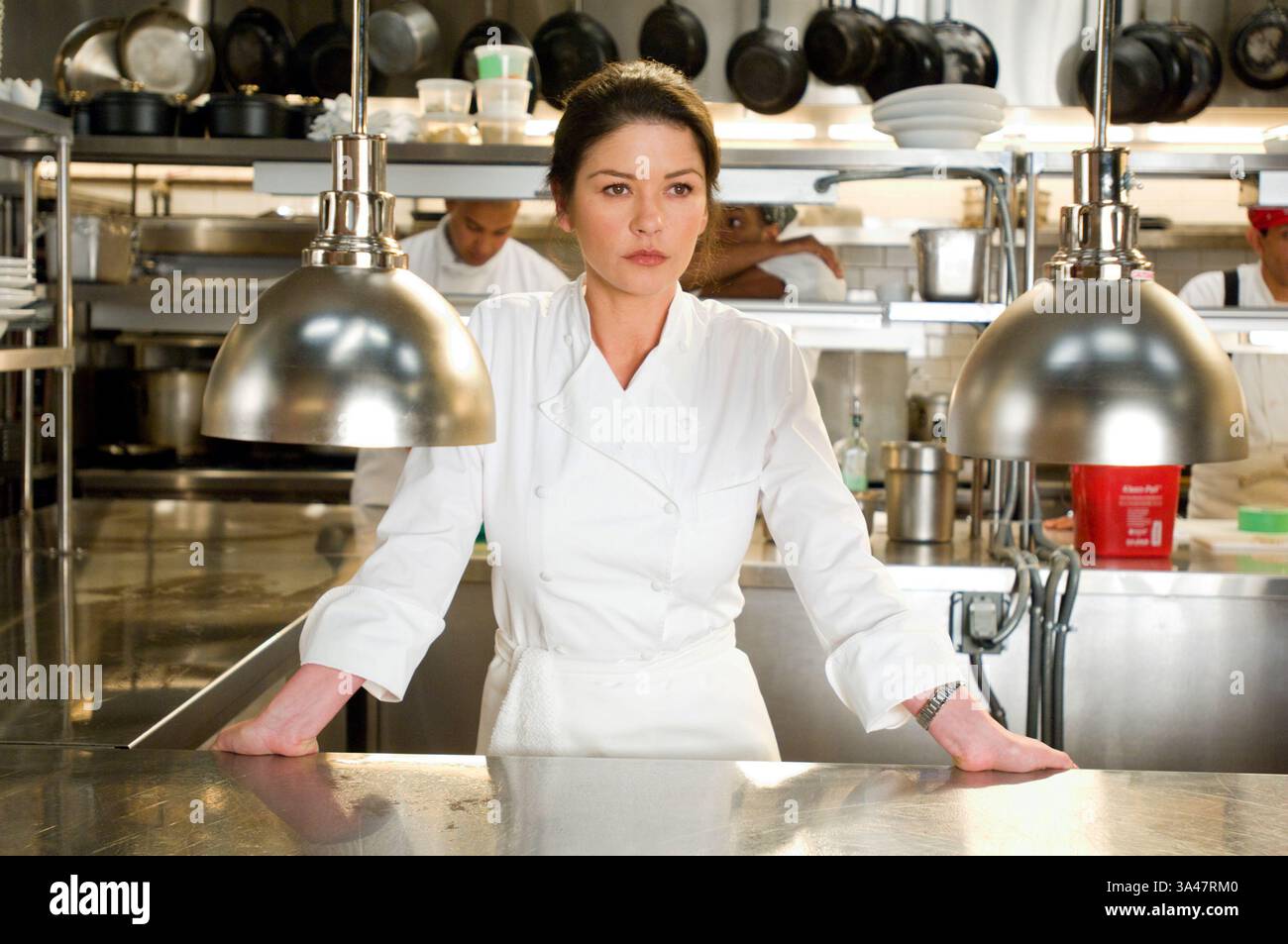 25. Juni 2007: CATHERINE ZETA-JONES spielt die Rolle der Kate in dem romantischen Drama Ã’No ReservationsÃ“, in dem auch Aaron Eckhart zu sehen ist. K53948ES.BEREITGESTELLT VON es- TV-FILM-STANDBILD (Foto: © Globe Photos/ZUMAPRESS.com) Stockfoto