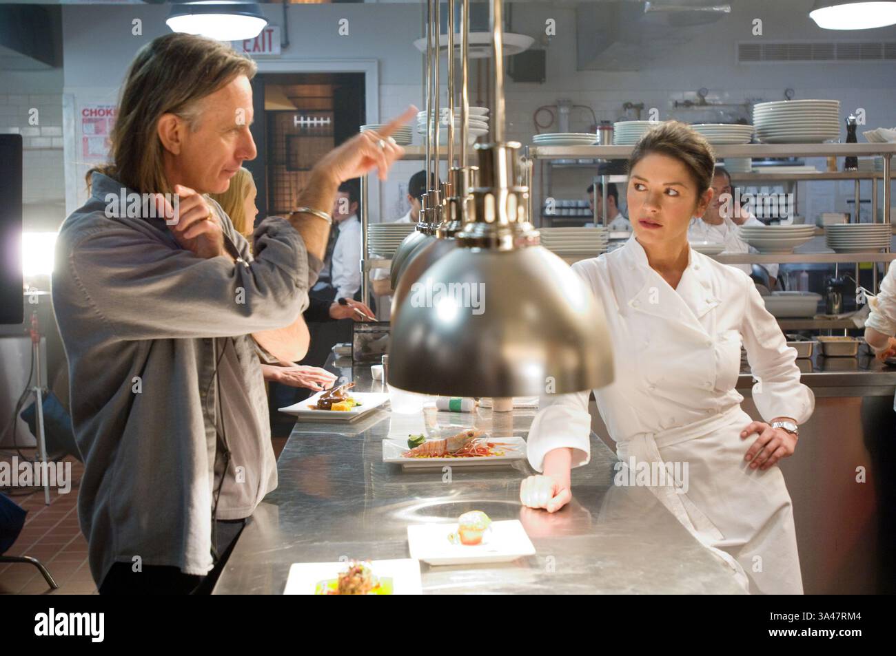 25. Juni 2007: Regisseur SCOTT HICKS und CATHERINE ZETA-JONES als Kate an der Drehscheibe des romantischen Dramas Ã’No ReservationsÃ“, in dem auch Aaron Eckhart zu sehen ist. K53948ES.BEREITGESTELLT VON es- TV-FILM-STANDBILD (Foto: © Globe Photos/ZUMAPRESS.com) Stockfoto