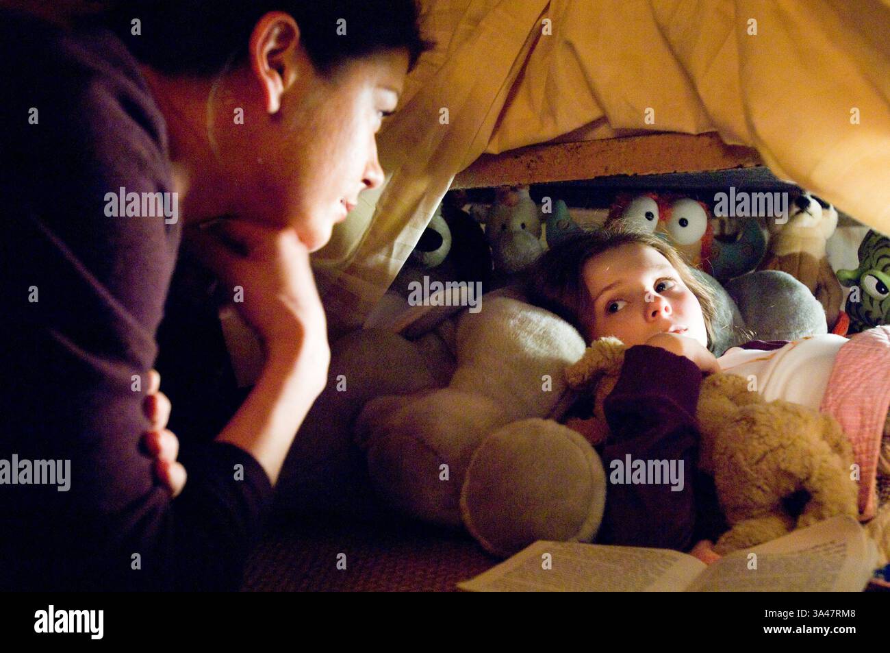 25. Juni 2007: CATHERINE ZETA-JONES als Kate und ABIGAIL BRESLIN als Zoe in dem romantischen Drama Ã’No ReservationsÃ“ spielt der Film auch Aaron Eckhart. K53948ES.BEREITGESTELLT VON es- TV-FILM-STANDBILD (Foto: © Globe Photos/ZUMAPRESS.com) Stockfoto