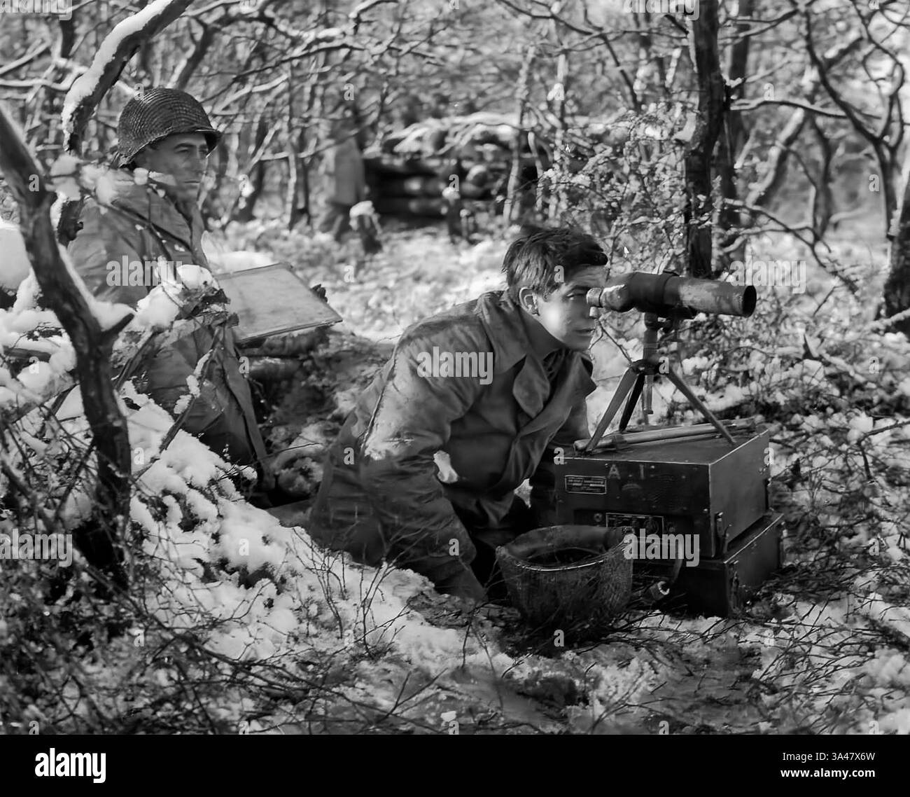 Ein 155-mm-Beobachtungsposten der amerikanischen Artillerie in Duren, Deutschland, Dezember 1944 Stockfoto