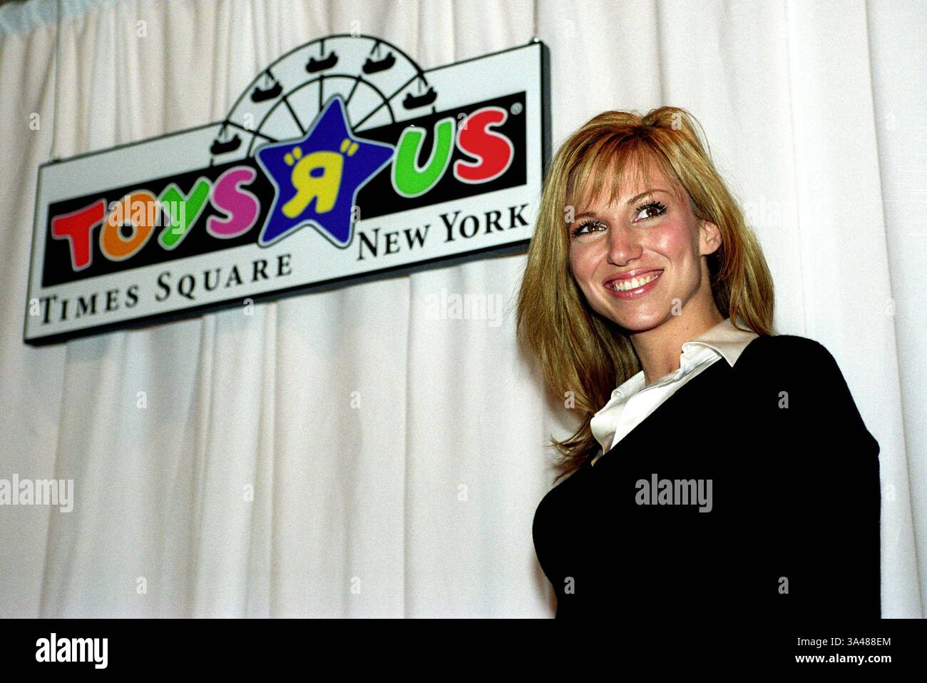 Januar 2011 - K33634KR . KINDER IM GANZEN LAND BESUCHEN IHREN ÖRTLICHEN SPIELZEUGLADEN R US, UM AN DER ITTY BITTY HEARTBEATS VERSPRECHEN TEILZUNEHMEN, DINGE AUS DEM HERZEN VON NEW YORK CITY ZU MACHEN.10/21/2003. KEN RUMMENTS/2003.DEBORAH GIBSON(Kreditbild: © Globe Photos/ZUMAPRESS.com) Stockfoto
