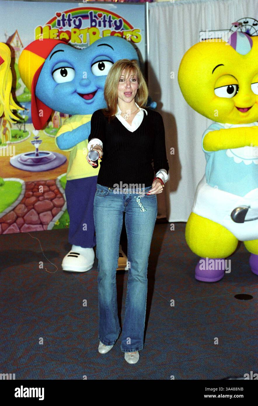 Januar 2011 - K33634KR . KINDER IM GANZEN LAND BESUCHEN IHREN ÖRTLICHEN SPIELZEUGLADEN R US, UM AN DER ITTY BITTY HEARTBEATS VERSPRECHEN TEILZUNEHMEN, DINGE AUS DEM HERZEN VON NEW YORK CITY ZU MACHEN.10/21/2003. KEN RUMMENTS/2003.DEBORAH GIBSON(Kreditbild: © Globe Photos/ZUMAPRESS.com) Stockfoto