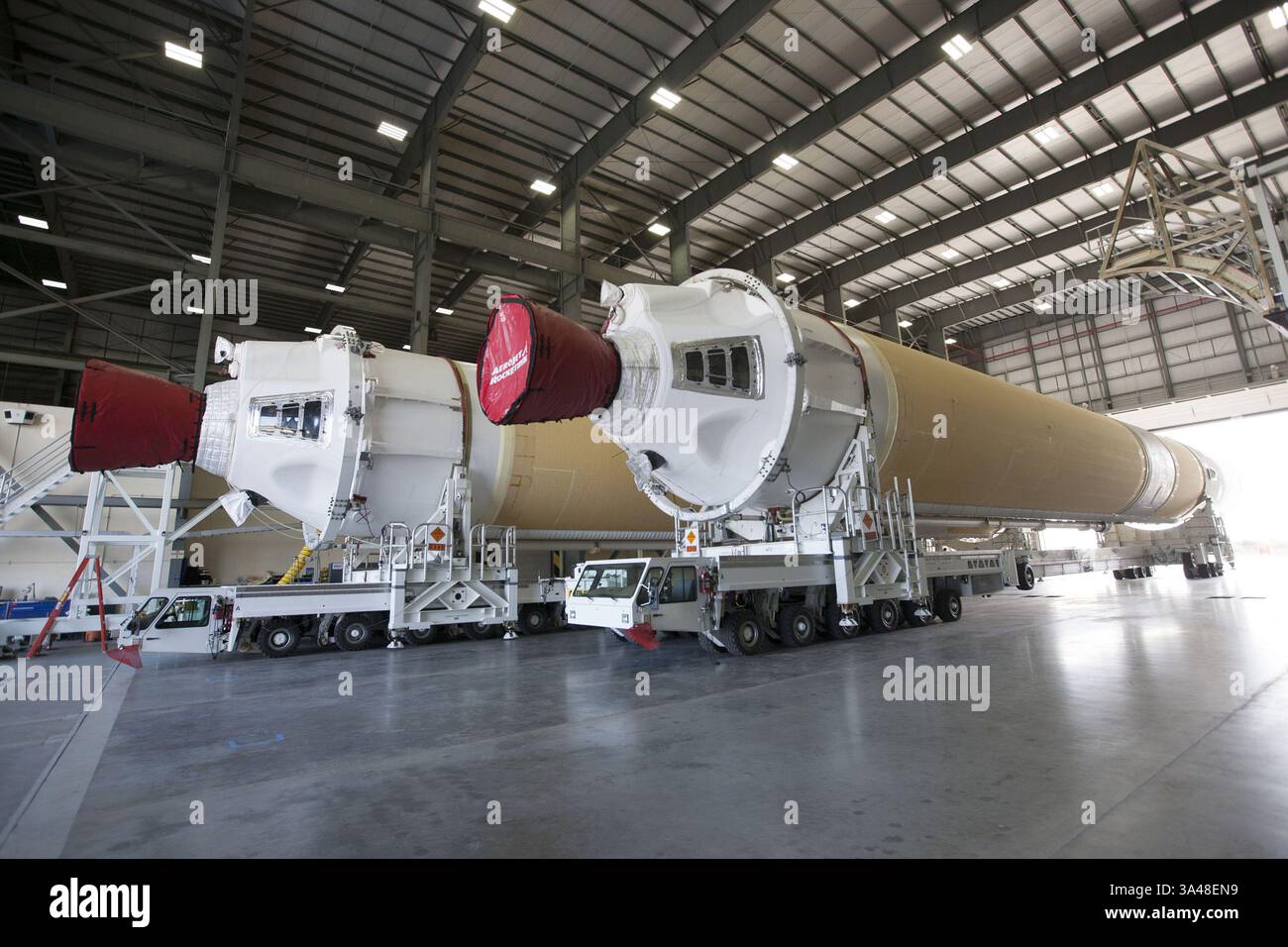 12. März 2014: Ein Lastkahn trifft am U.S. Army Outpost Wharf in Port Canaveral in Florida Ein und trägt zwei der drei schweren Booster der United Launch Alliance Delta IV für NASAs mit dem Orion-Raumschiff. Der Kernverstärker und der Steuerbord-Booster werden entladen und dann zur Horizontal Integration Facility (HIF) am Space Launch Complex 37 auf der Cape Canaveral Air Force Station transportiert. Der Hafenbooster und die obere Stufe sollen im April nach Cape Canaveral verladen werden. Am HIF werden alle drei Booster verarbeitet und ausgecheckt Stockfoto