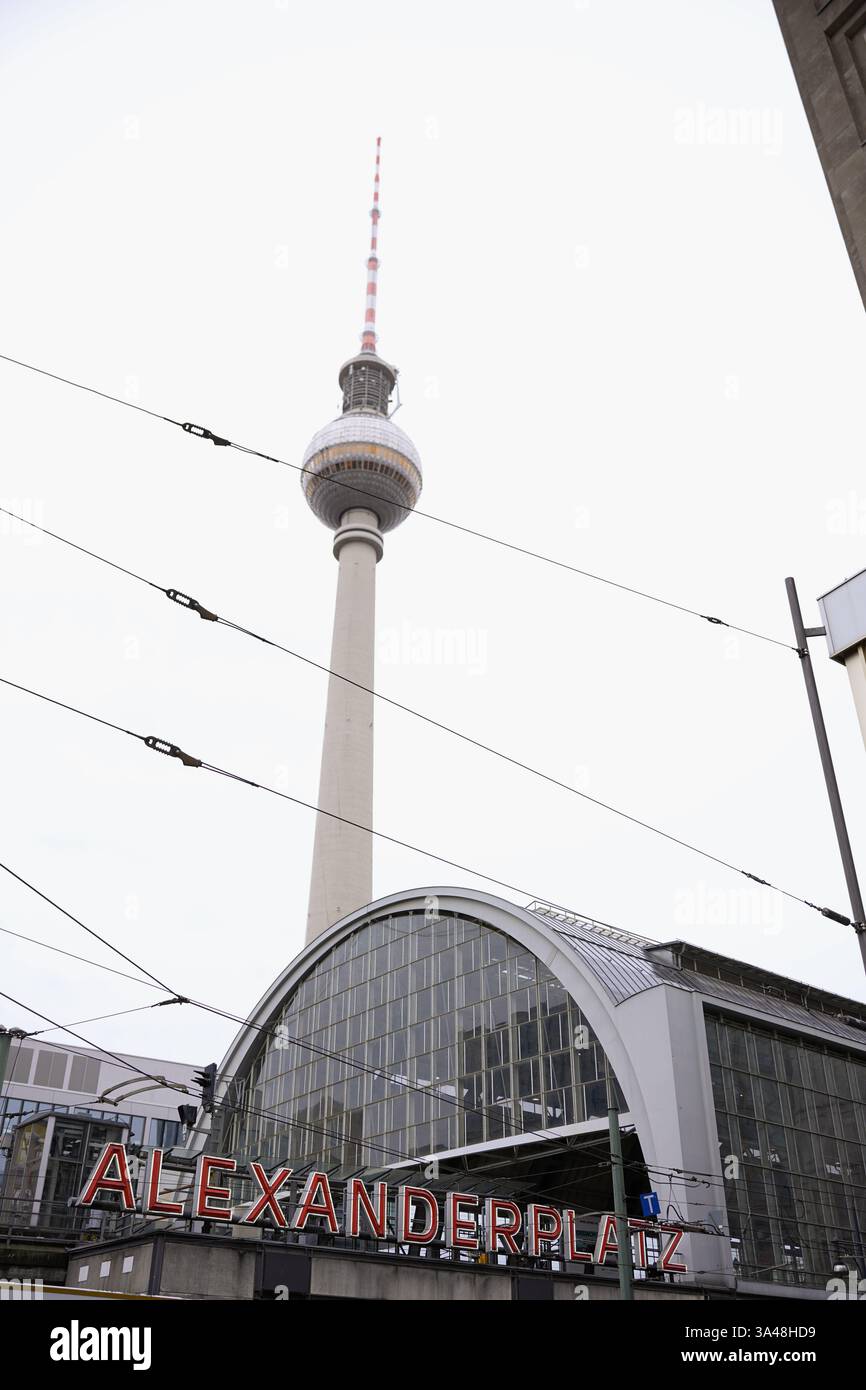 Berlin, Deutschland 02.13.2025 Bahnhof Alexanderplatz mit hoch aufragendem Fernsehturm Stockfoto