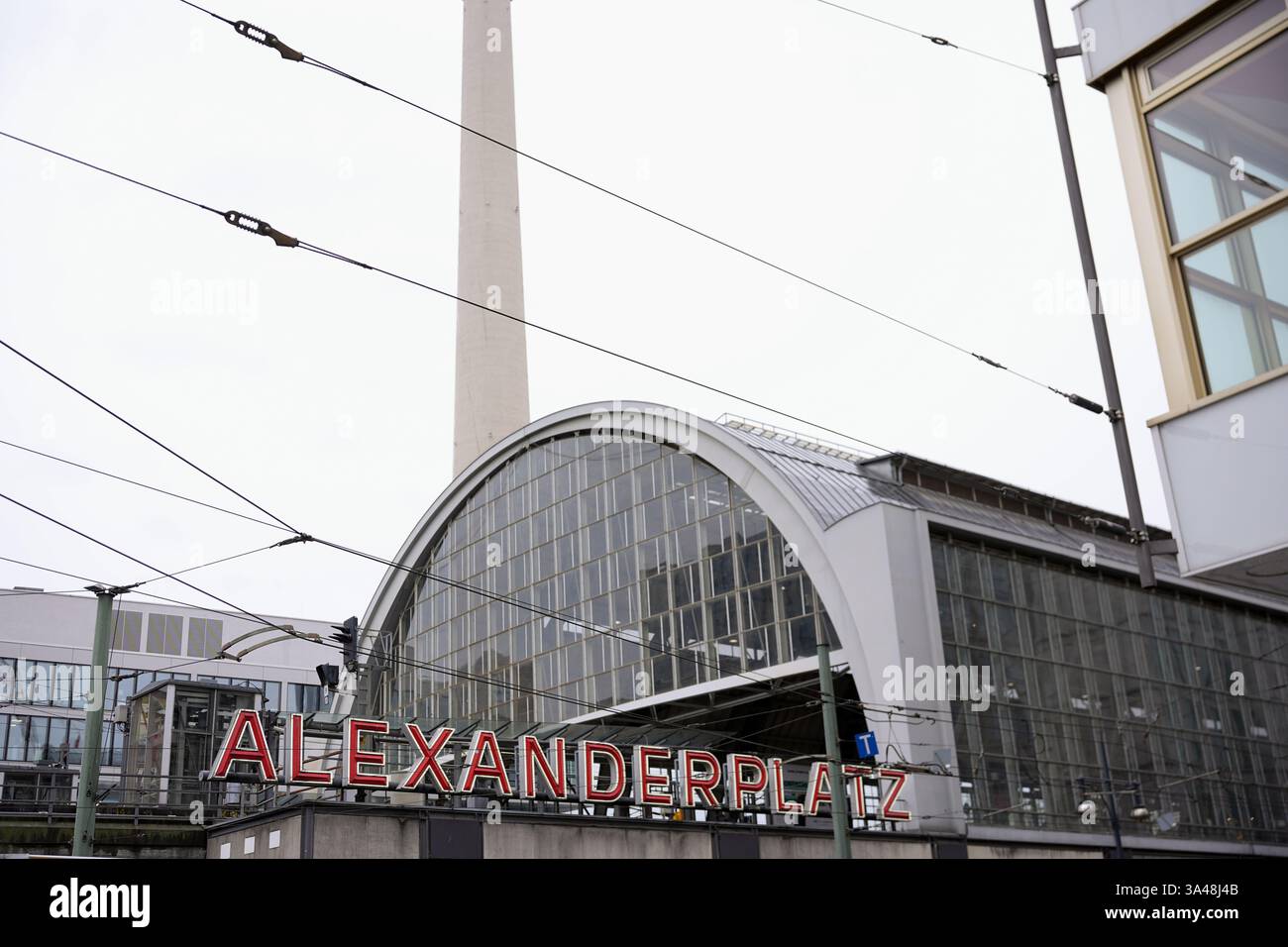 Berlin, Deutschland 02.13.2025 Bahnhof Alexanderplatz mit Fernsehturm Stockfoto