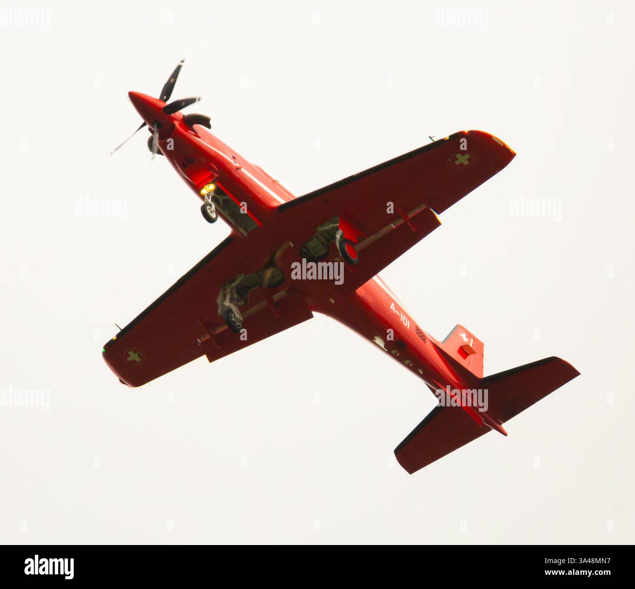 Pilatus PC-21 Landung auf dem Flughafen Emmen, Schweiz Stockfoto