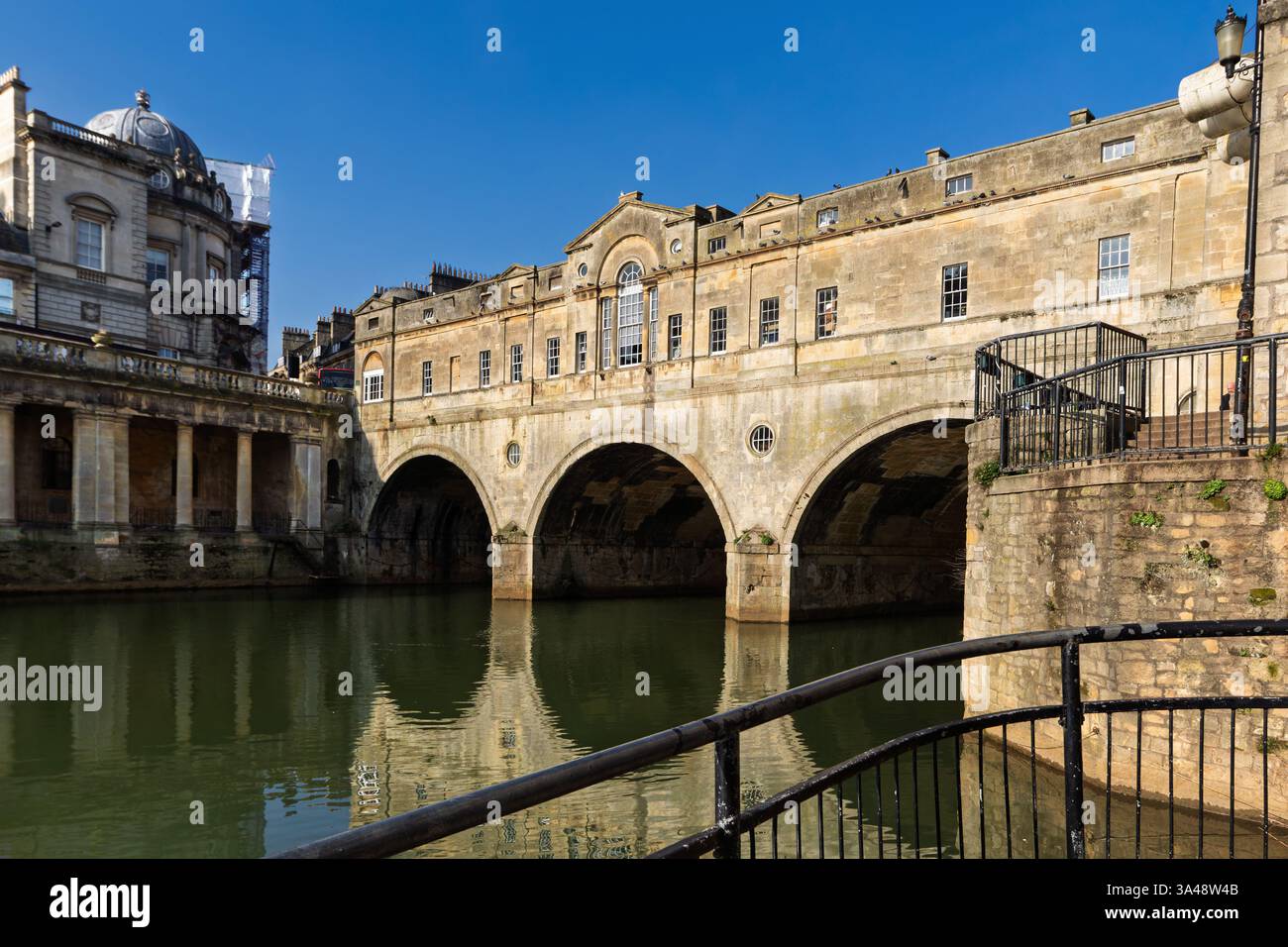 Die historische Pulteney Bridge in Bath, Großbritannien, überspannt den Fluss Avon mit seiner berühmten georgianischen Architektur und malerischen Bögen, ein berühmtes Wahrzeichen großbritanniens Stockfoto