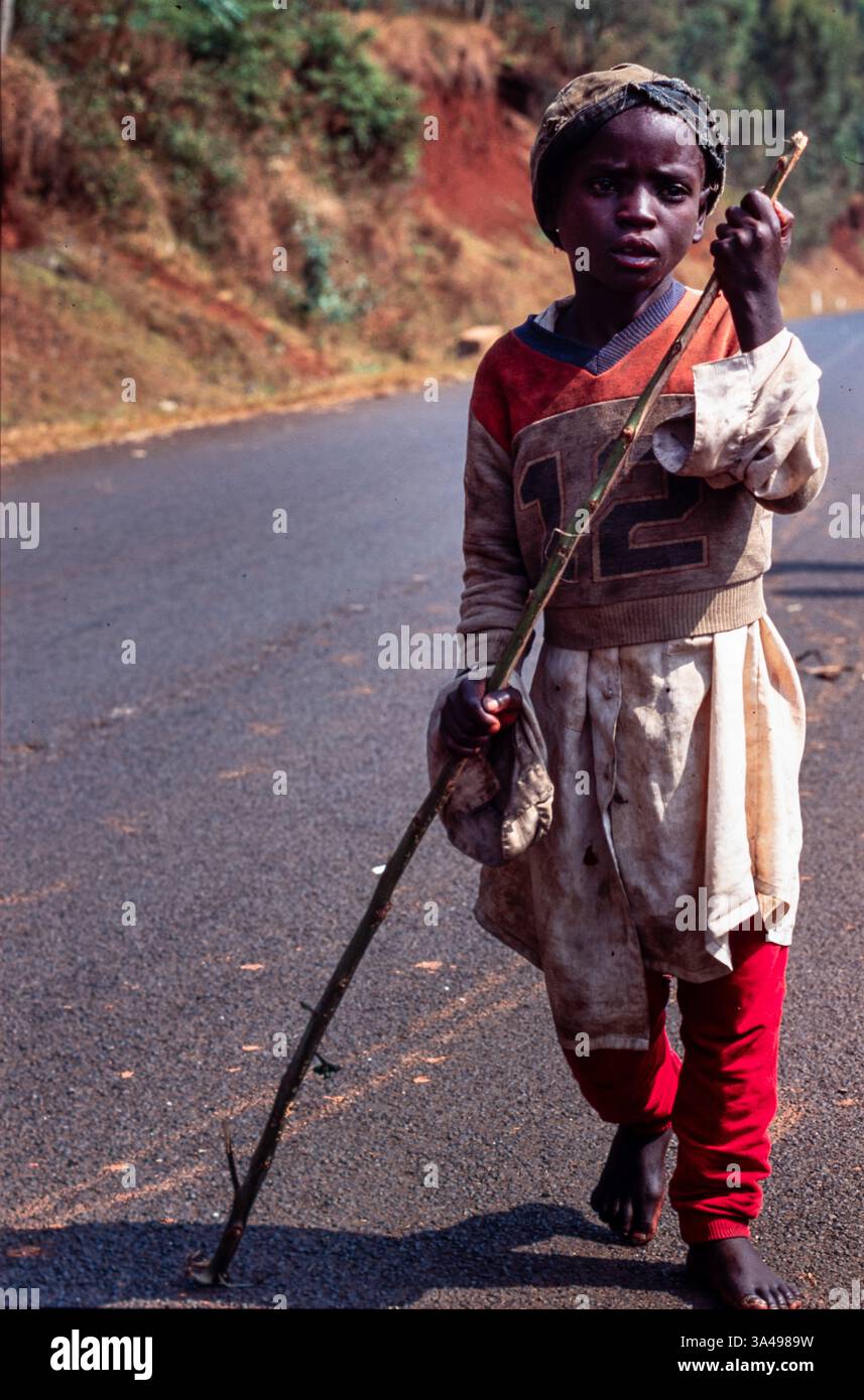 Ruanda August 1994. Die ruandischen Hutus fliehen zu Tausenden aus der französischen Schutzzone in die DR Kongo, während sich die französischen Truppen auf den Abzug vorbereiten. Stockfoto